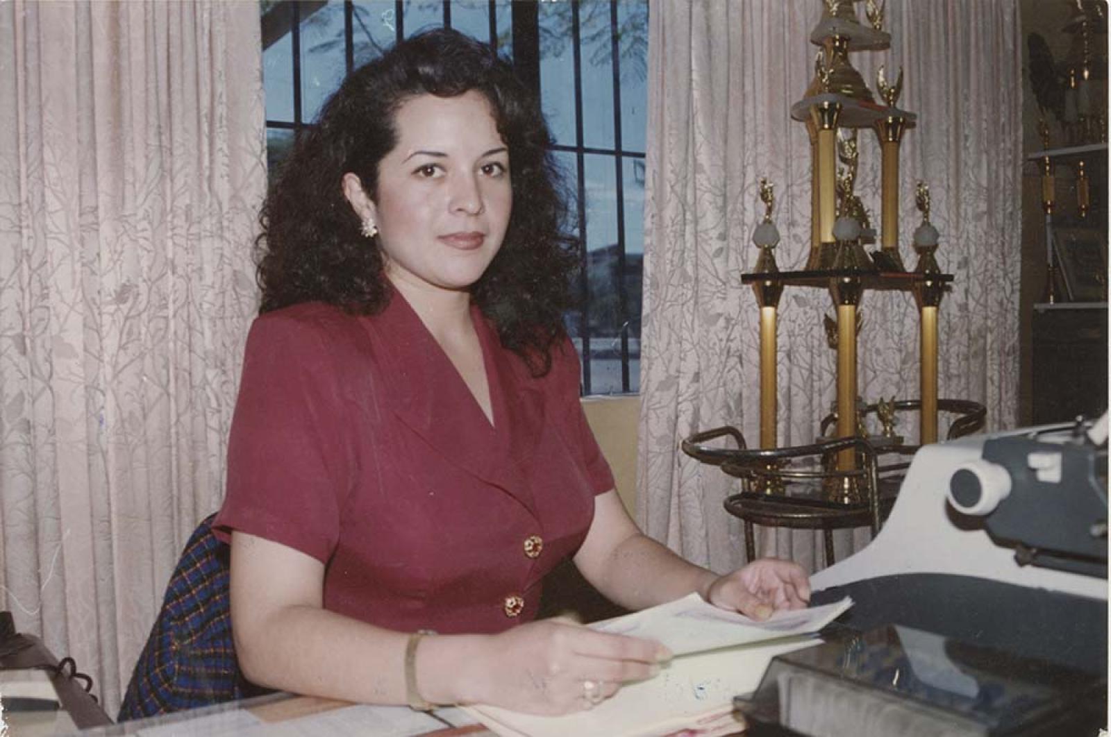 “Beatriz Santillán, atiende oficina de los talleres de los Hermanos Gallo”.