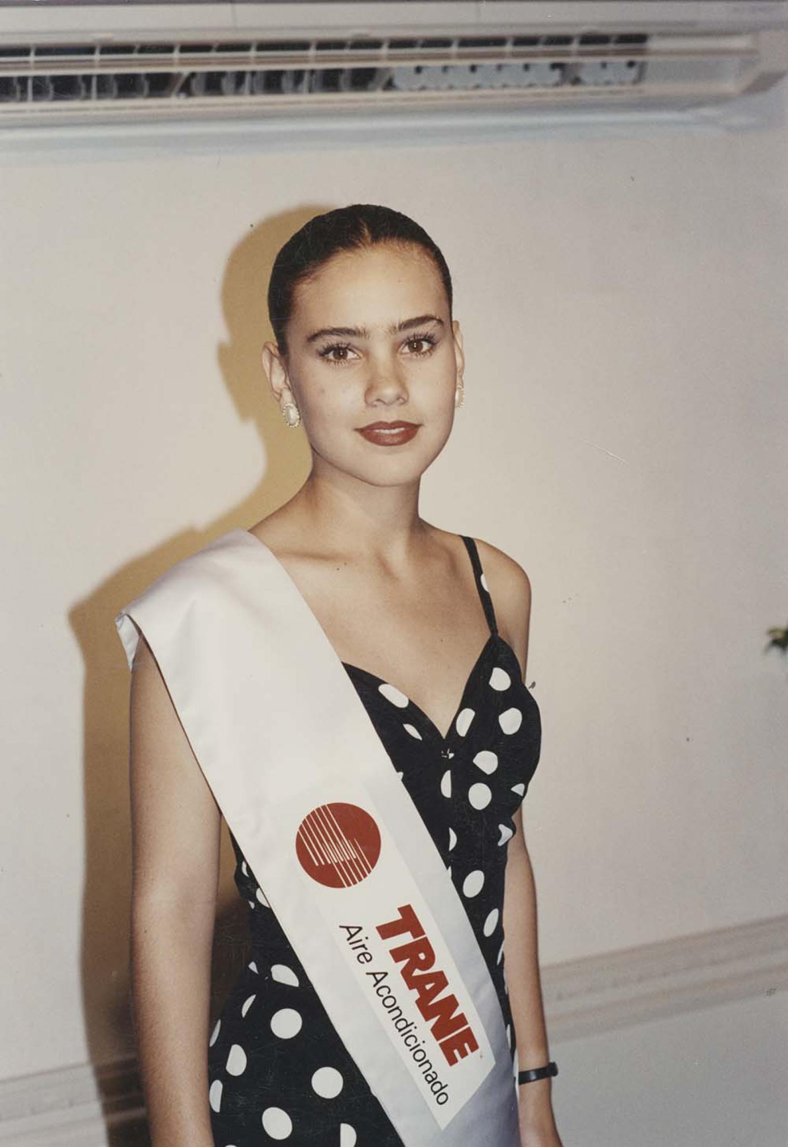 “Belinda, preciosa edecán”.