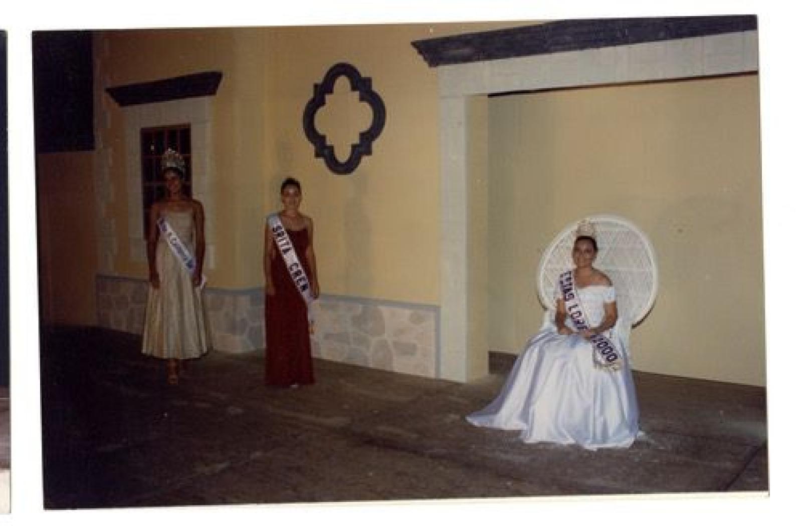 “Bellas chicas adornaron con su presencia las fiestas de Loreto.”