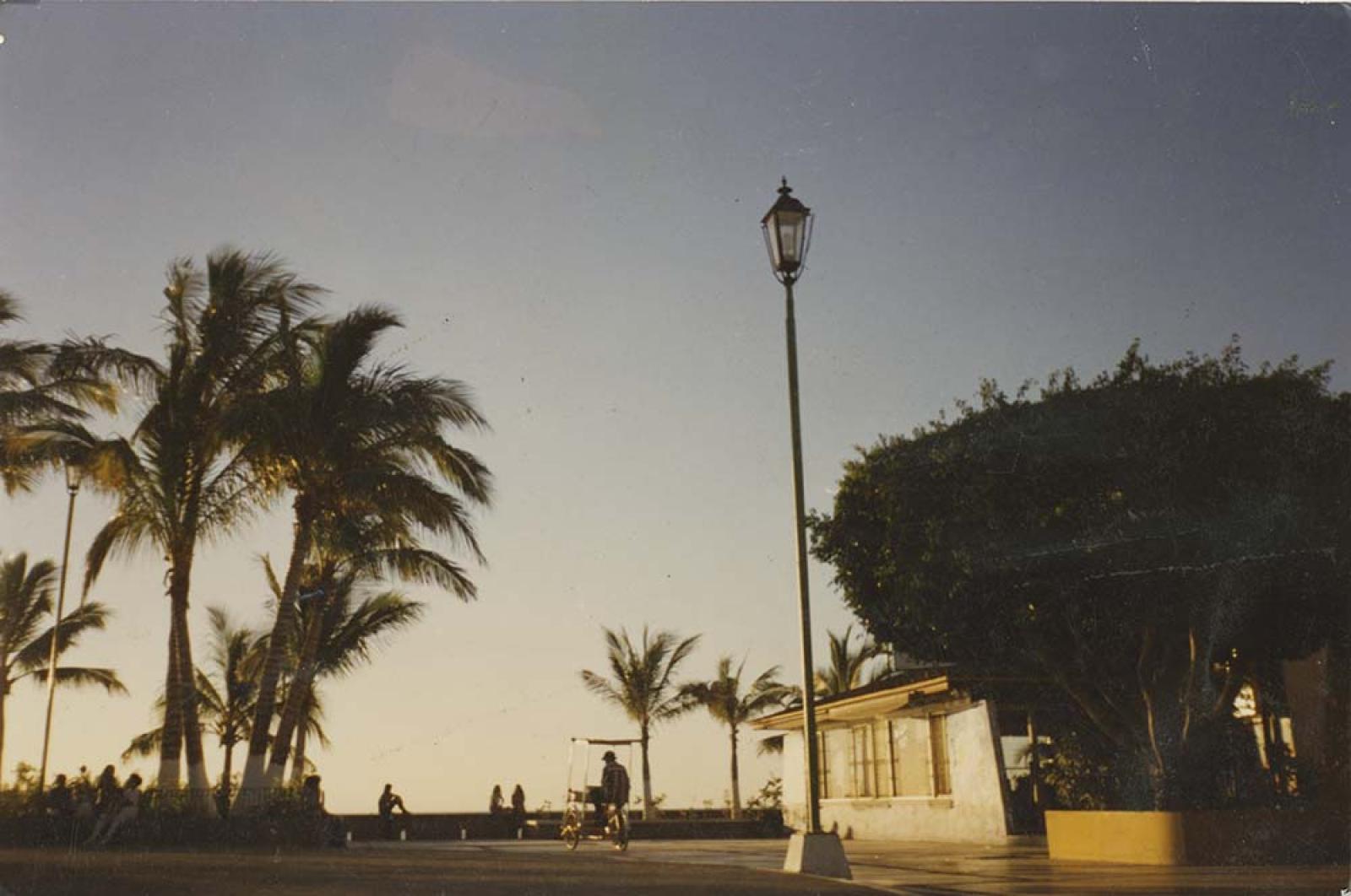 “Bello atardecer en el malecón paceño”.