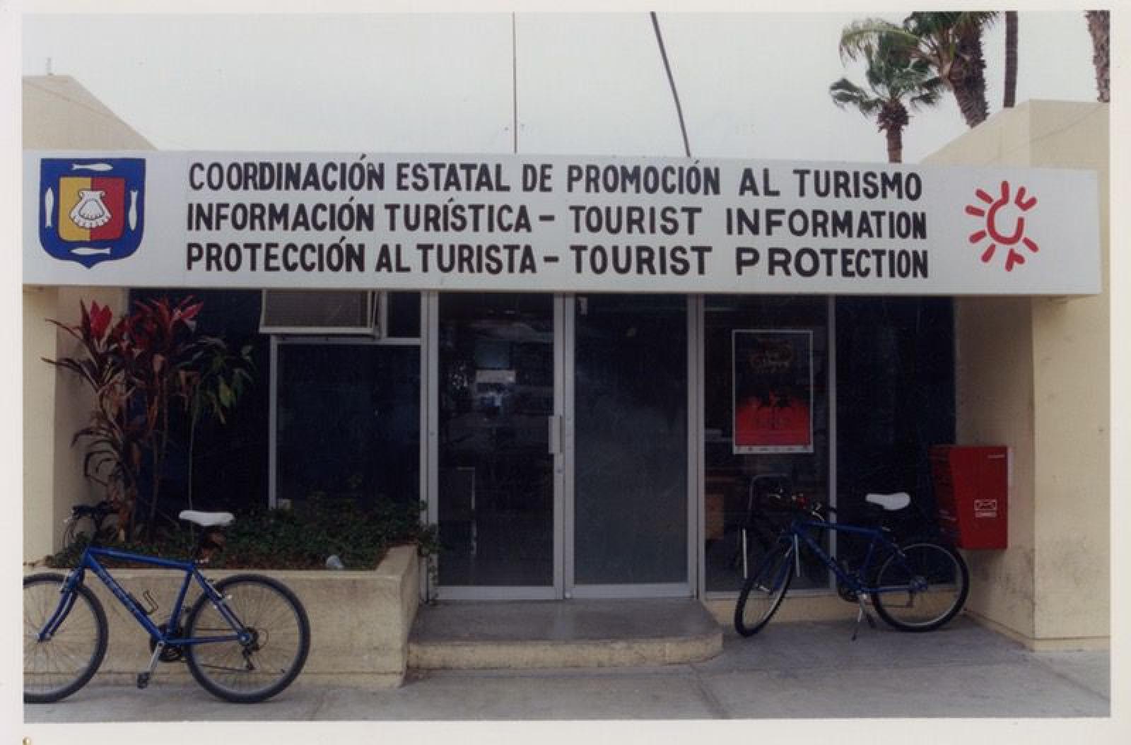 Bicicletas estacionadas frente a la Coordinación Estatal de Promoción al Turismo.