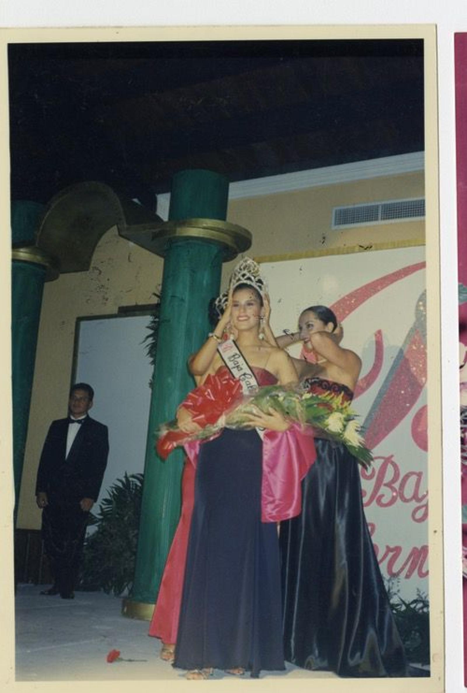 Blanca es coronada por Lupita Castillo y Lupita Jones como Nuestra Belleza Baja California Sur, 1997.