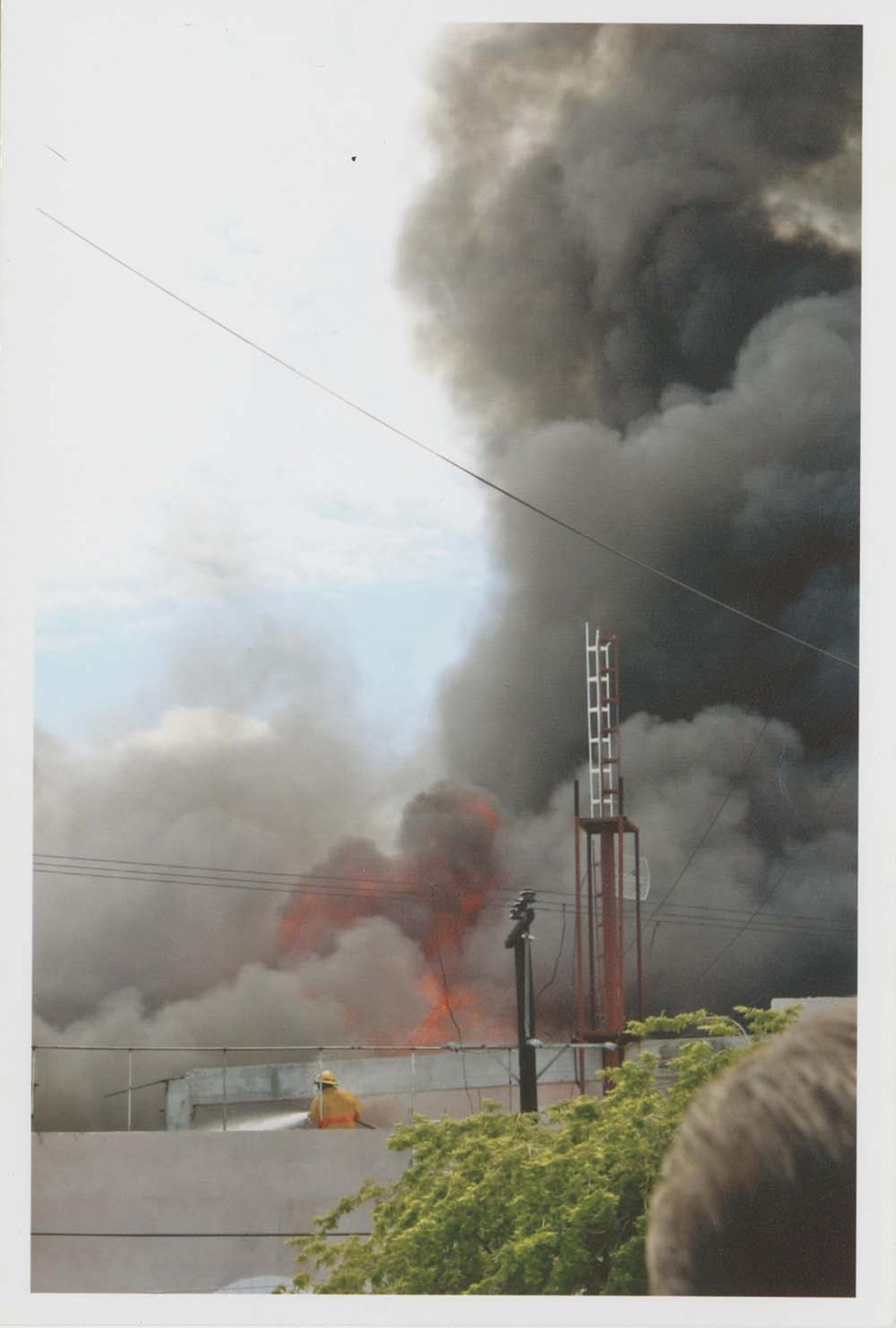 Bombero combate fuego de La Perla de La Paz.