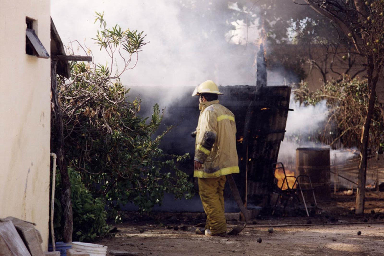 Bombero extingue incendio.