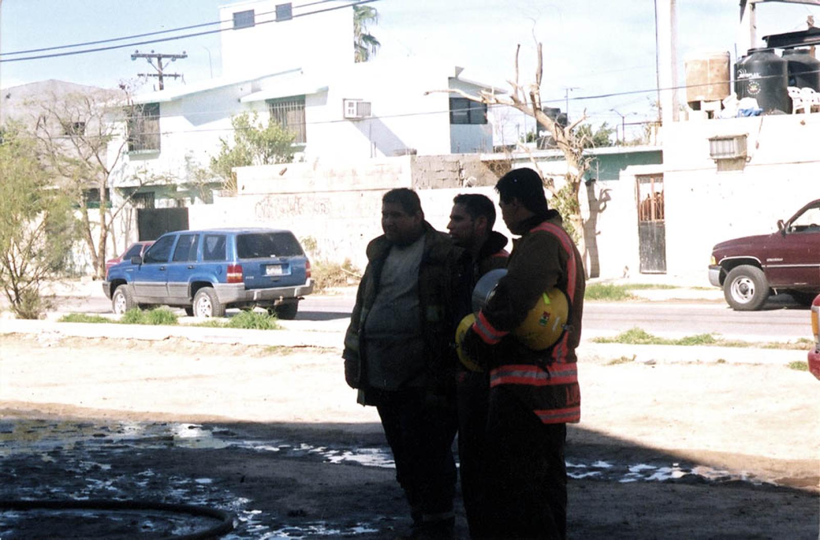 Bomberos, en terreno sobre la calle Balandra, La Paz.