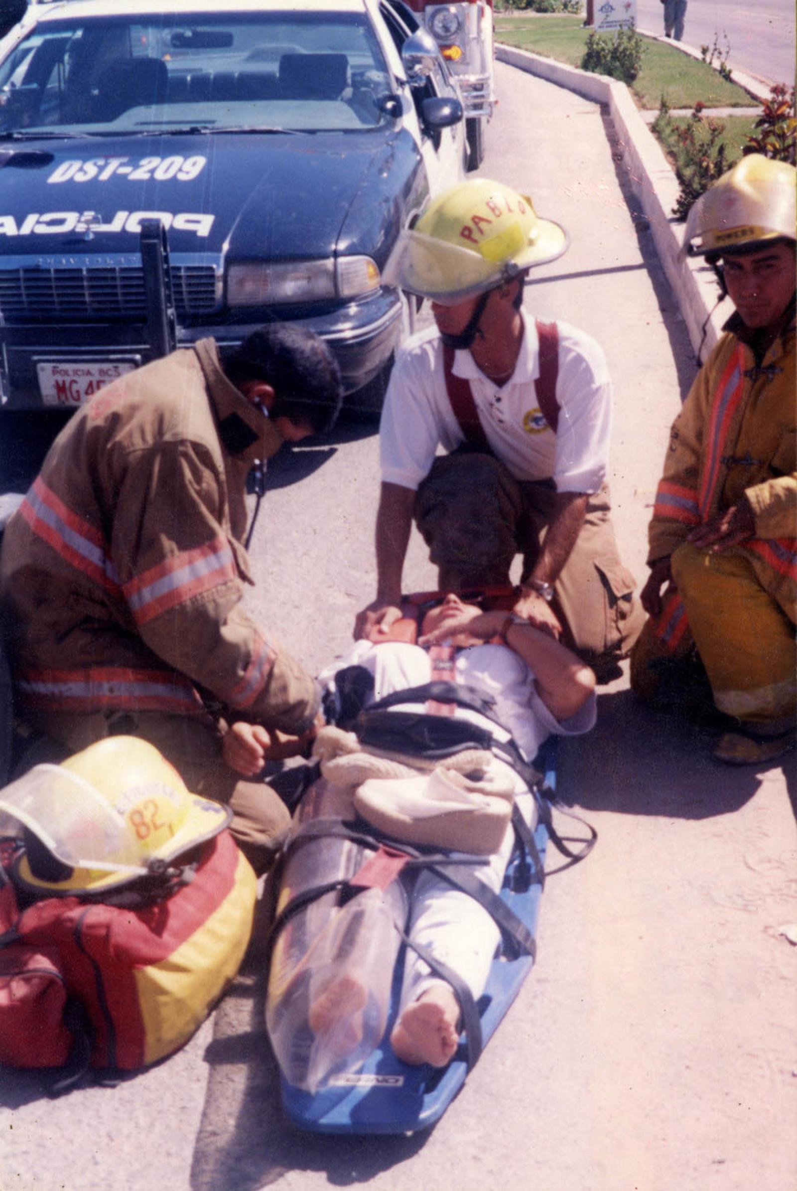 Bomberos encamillan a mujer.