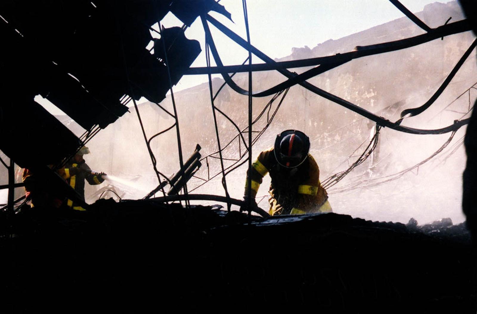 Bomberos extinguen incendio.