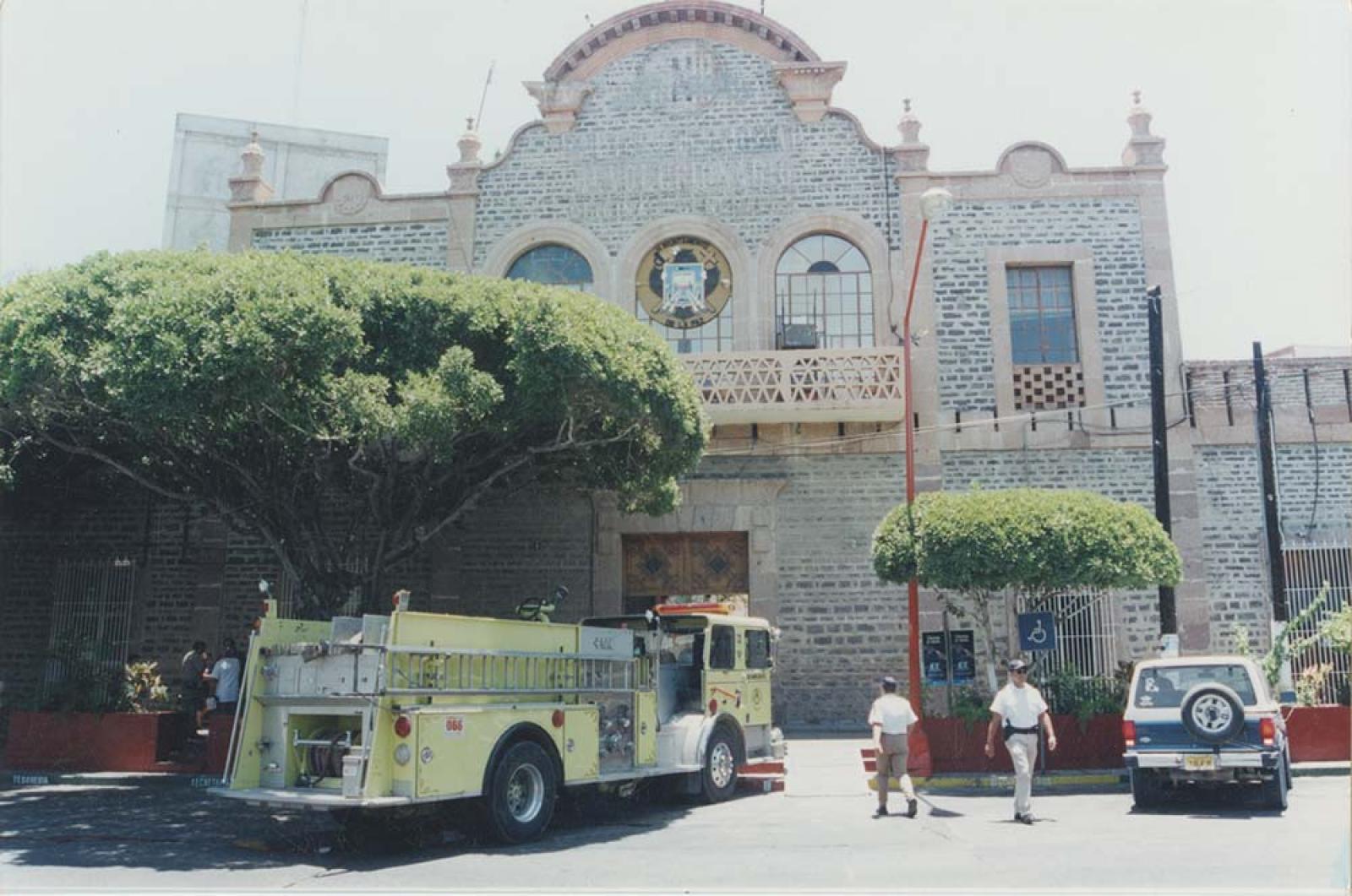 Bomberos frente al antiguo edificio del Ayuntamiento.