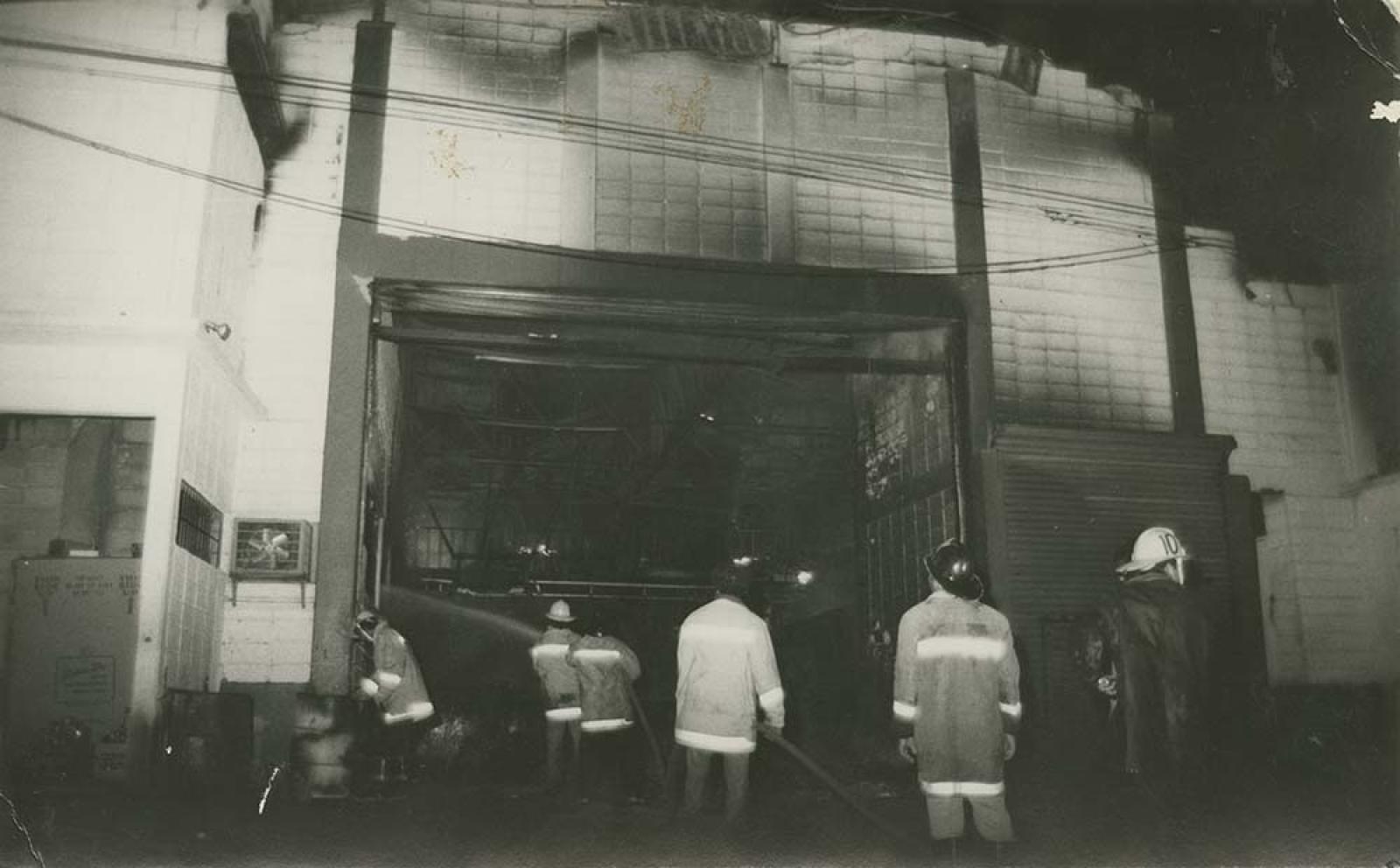 Bomberos sofocan incendio del Centro Comercial Sudcaliforniano.