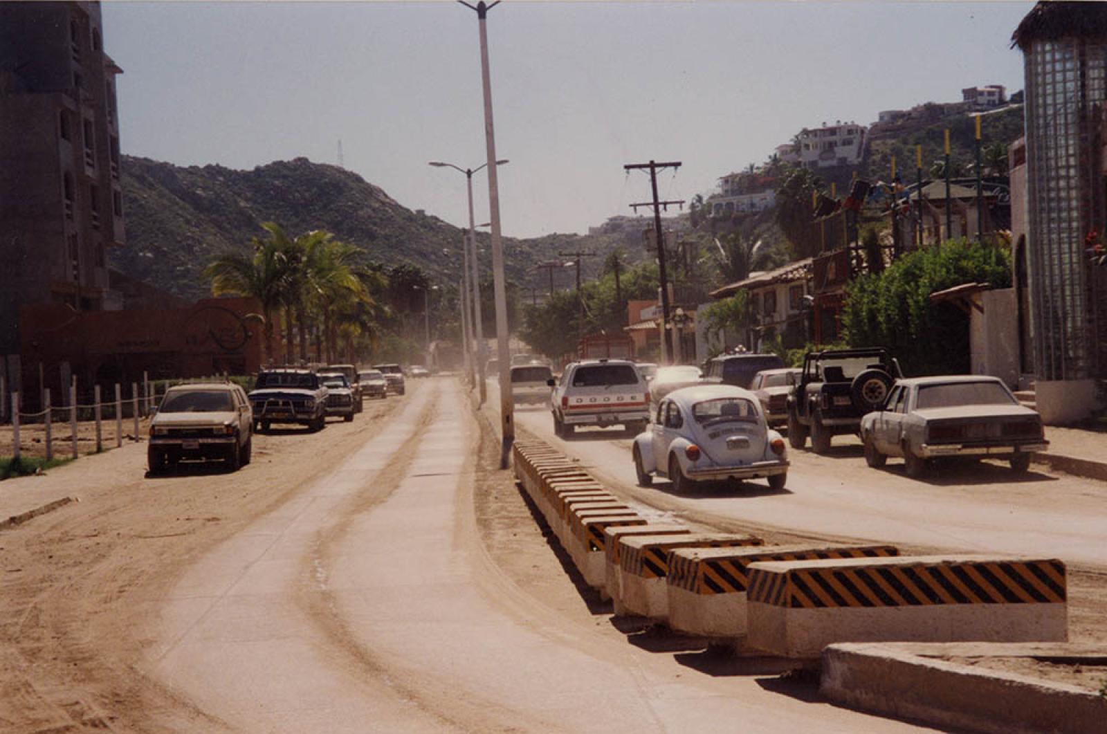 Boulevard con circulación de carros.