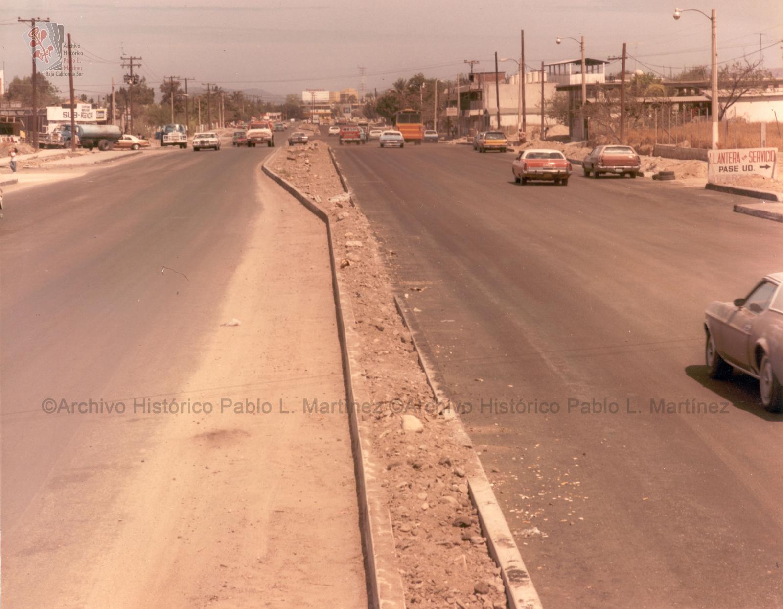 Boulevard Forjadores hacia 5 de febrero en La Paz, Baja California Sur.
