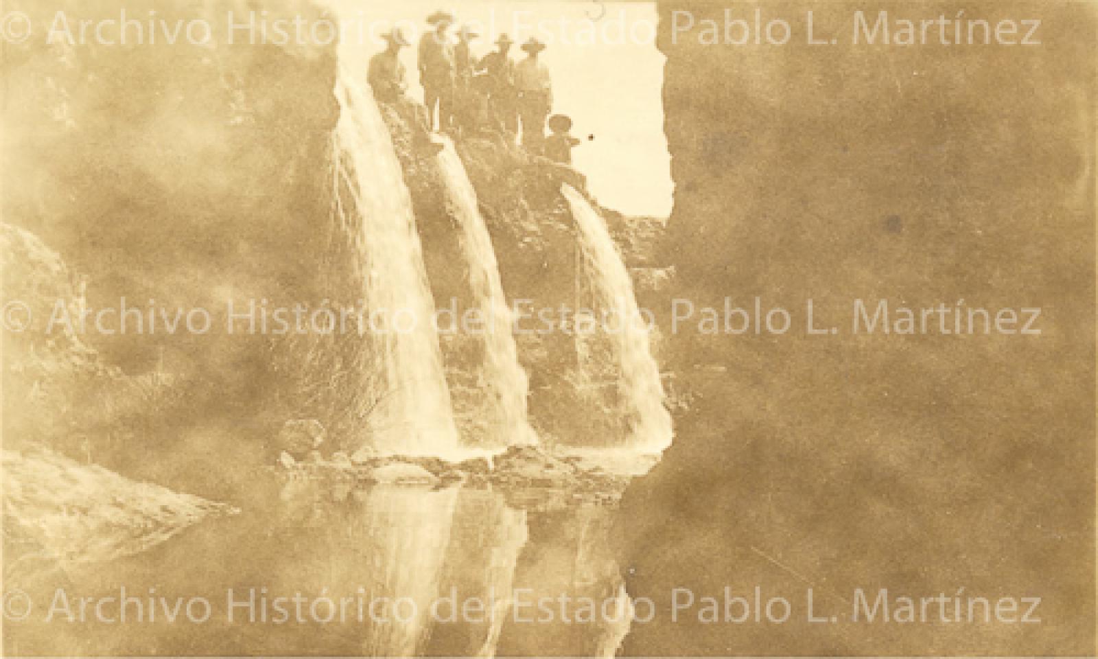 Caída de agua en poza en el cauce del río La Purísima.