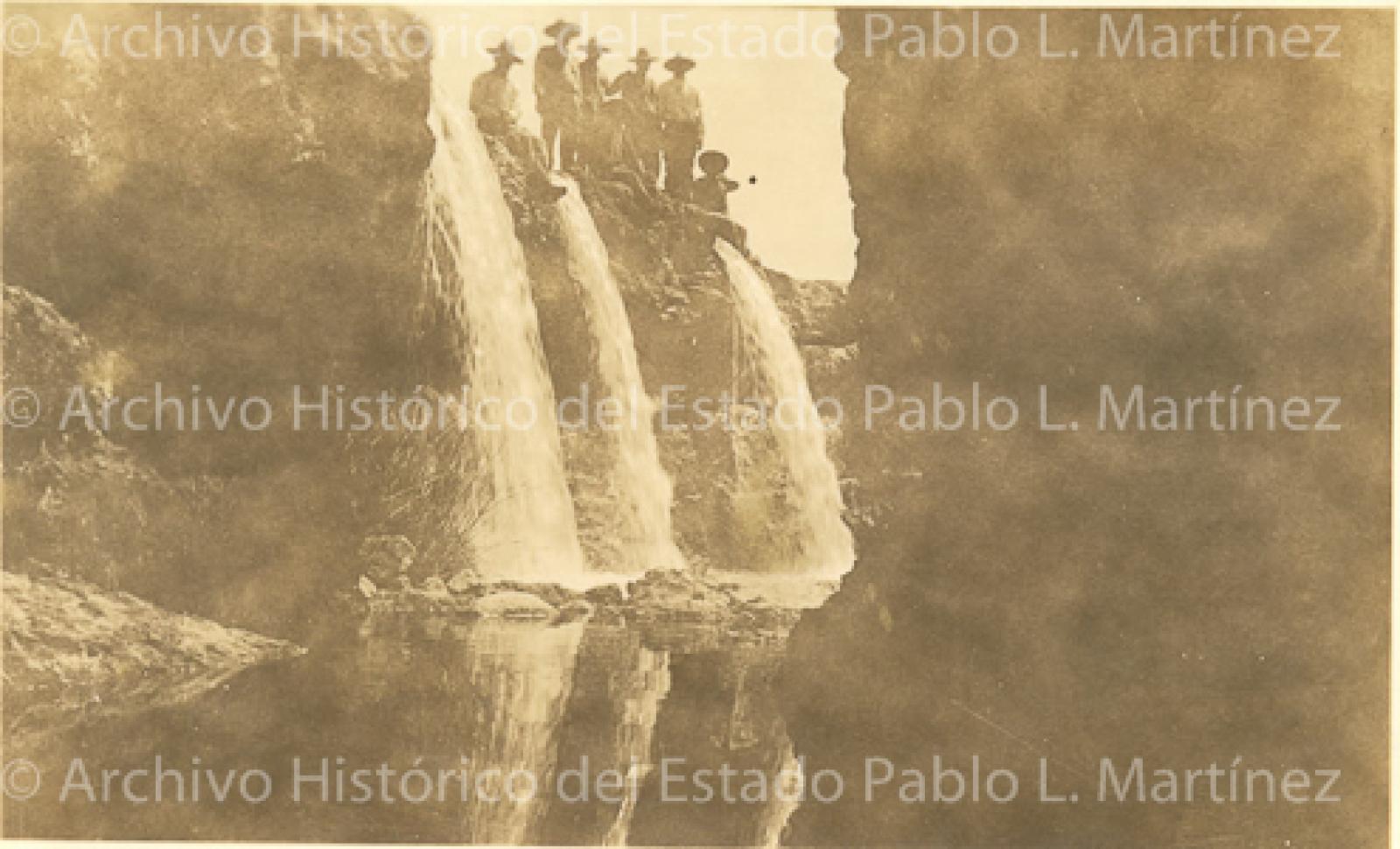 Caída de agua en poza en el cauce del río La Purísima.