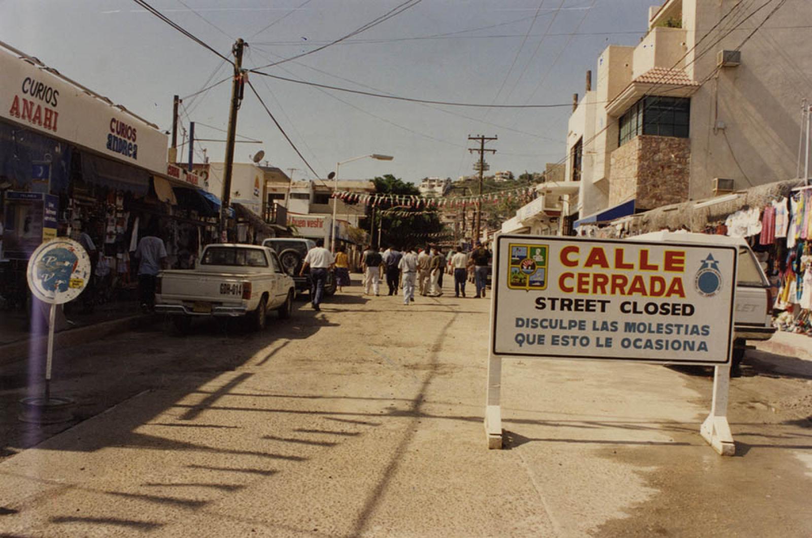 Calle de comercios cerrada para la circulación de autos.