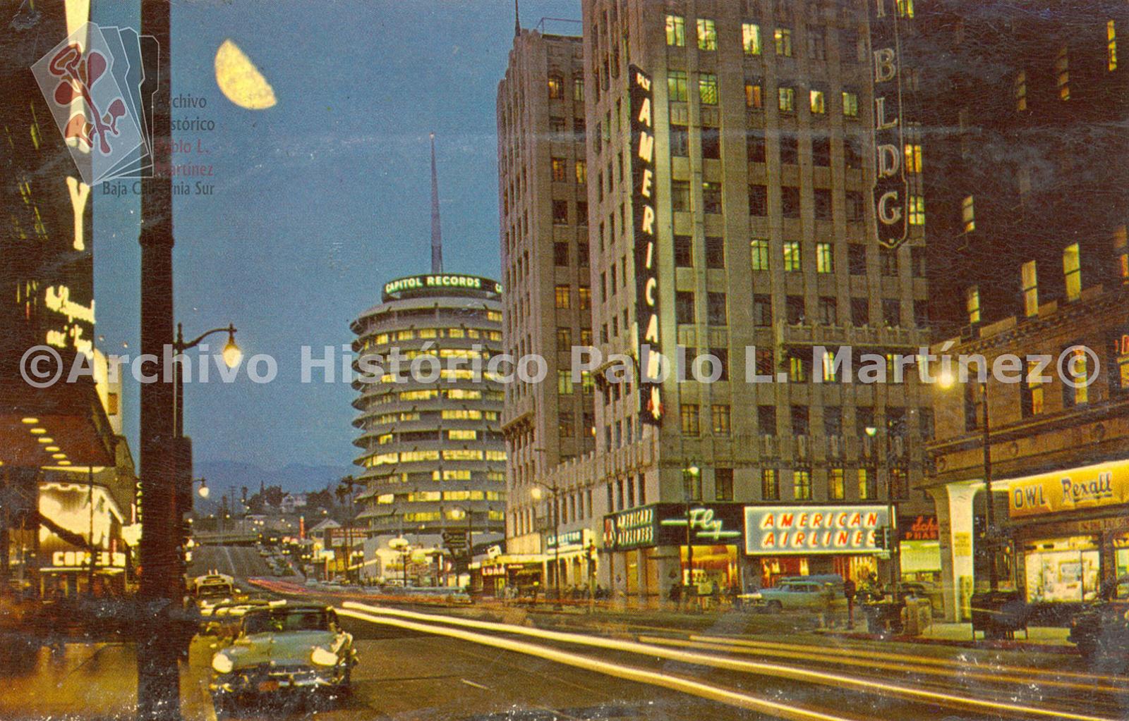 Calle de la ciudad de Los Ángeles, California. Edificio de la empresa Capitol Records.