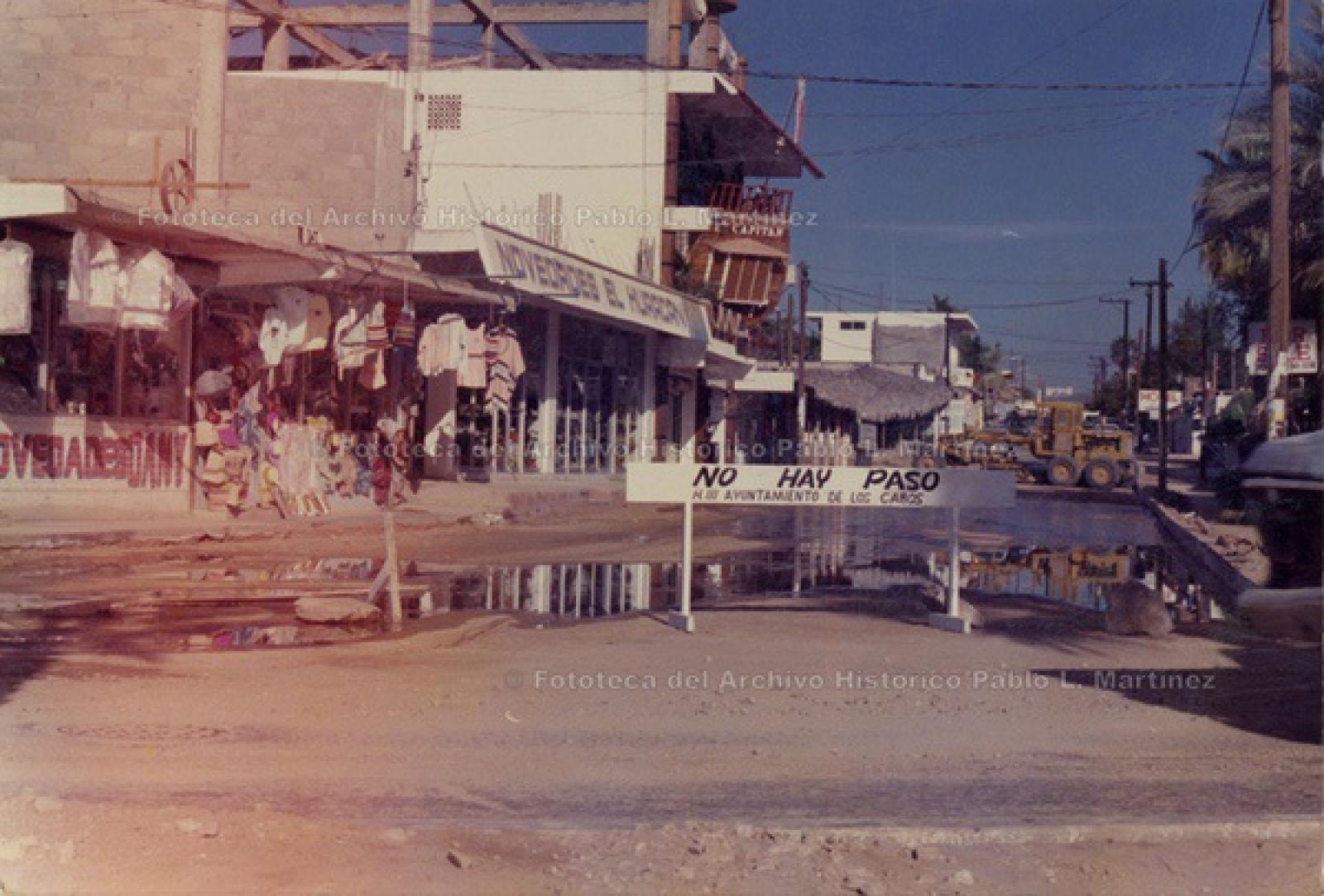 Calle encharcada y en obra pública, Los Cabos.