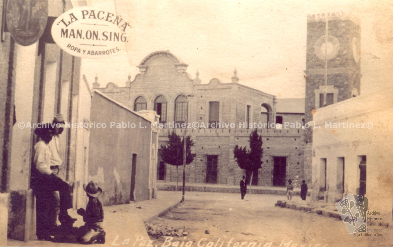 Calle Obispado, al fondo se observa el antiguo Palacio Municipal, La Paz, Baja California.