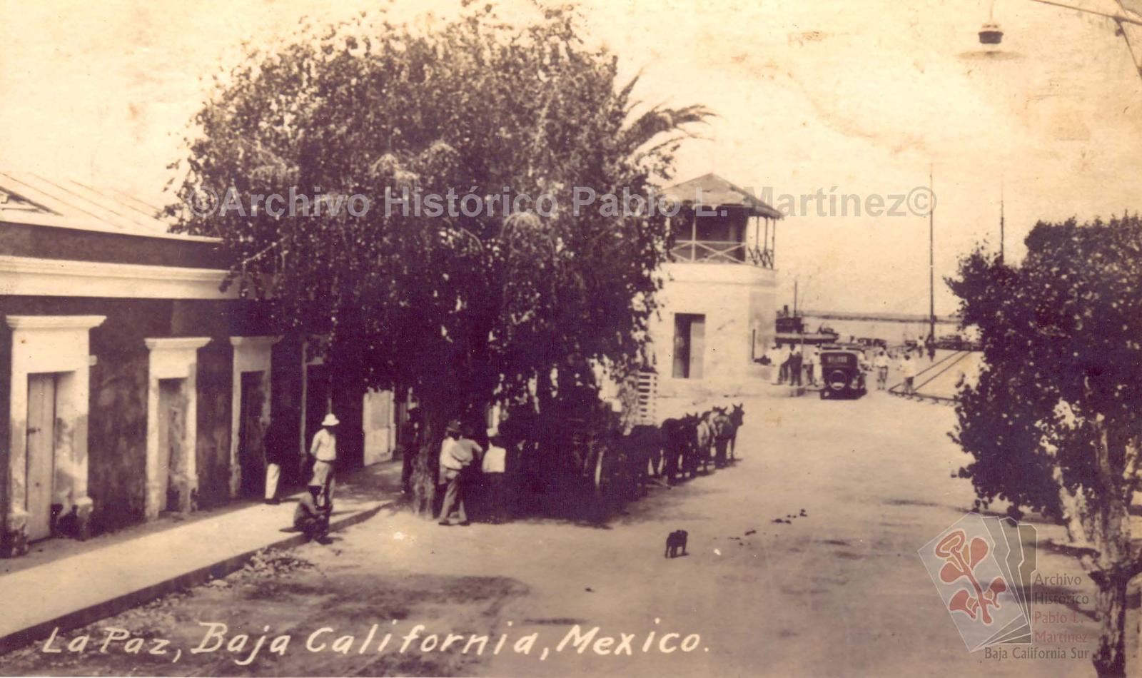 Calle Puerto, al fondo el muelle fiscal. La Paz, Baja California.