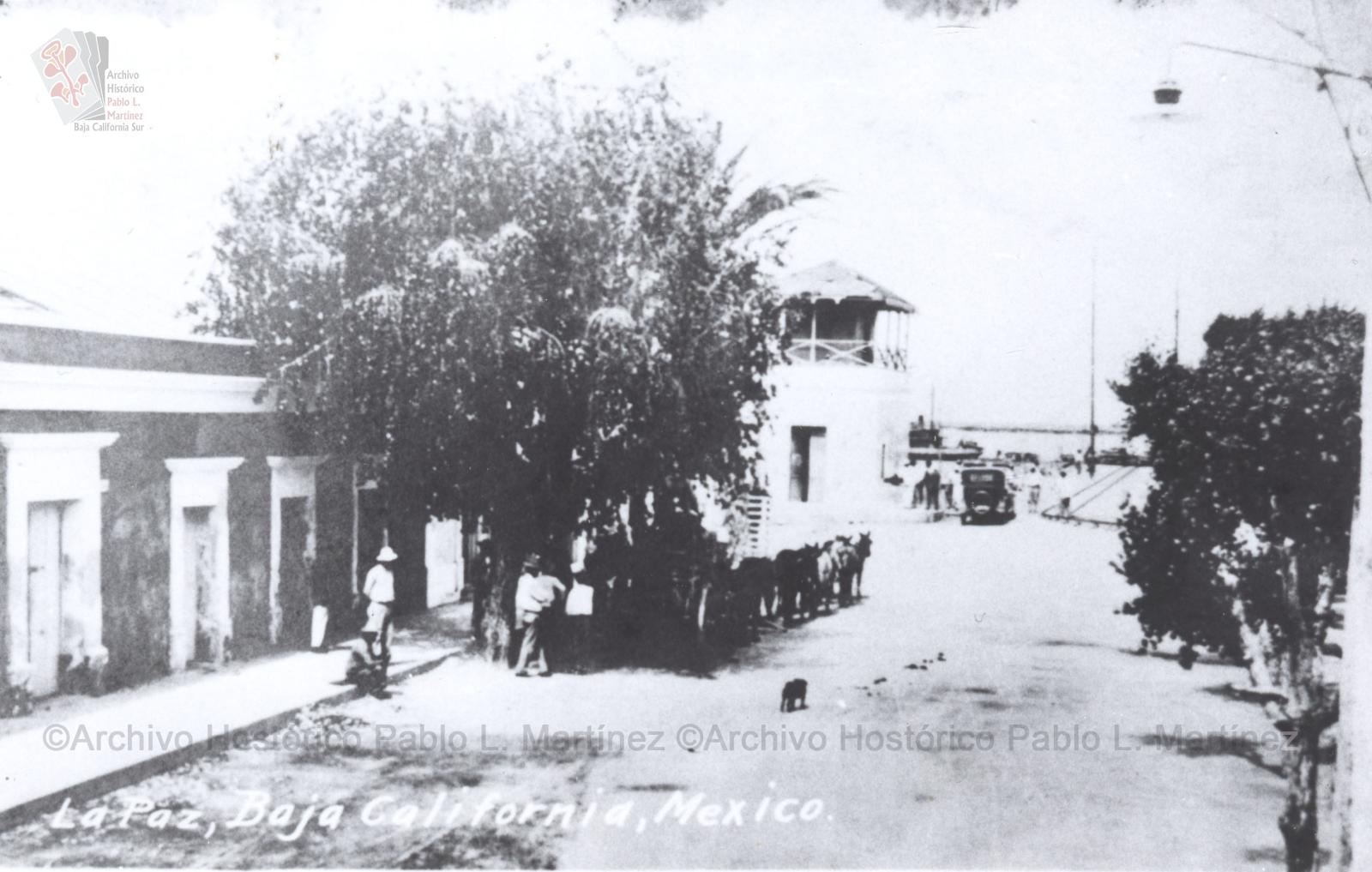 "Calle Puerto, al fondo el muelle fiscal". La Paz, Baja California.