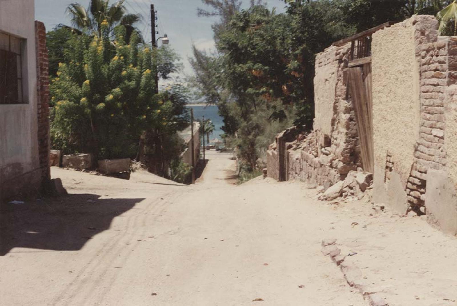 Callejón con salida hacia el malecón de La Paz.