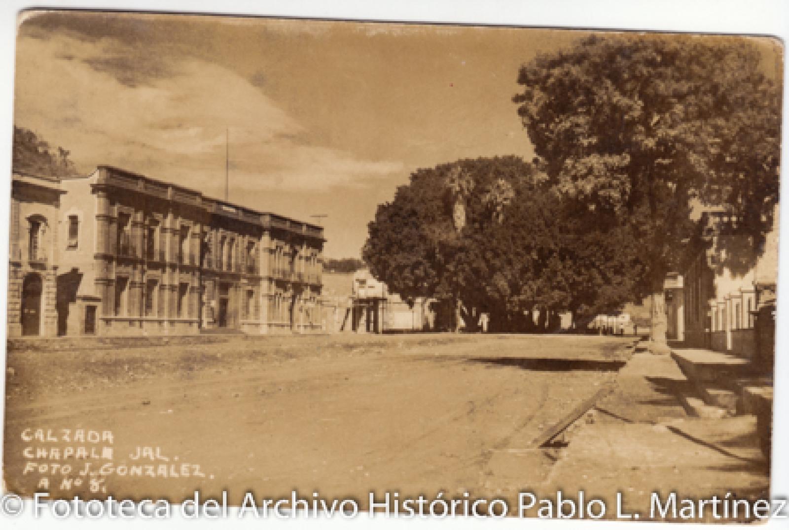 “Calzada. Chapala, Jalisco”.