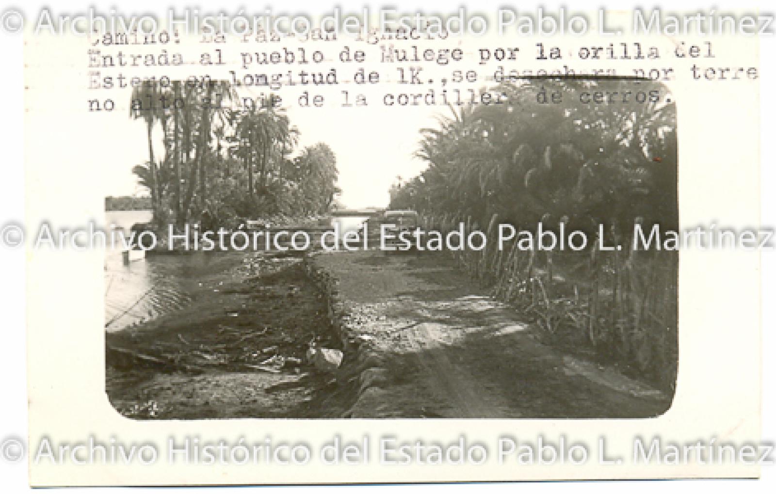 Camino La Paz - San Ignacio. Carro en la "entrada al pueblo de Mulége", Baja California.