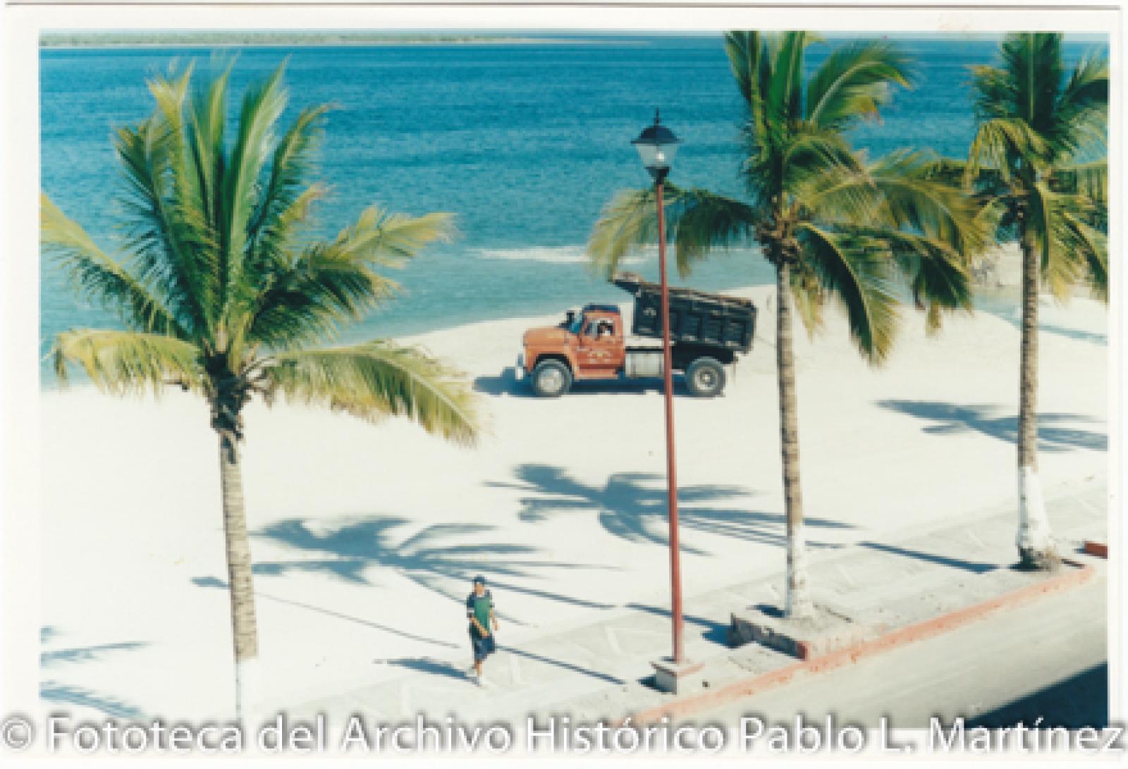 Camión de volteo en el malecón de La Paz.