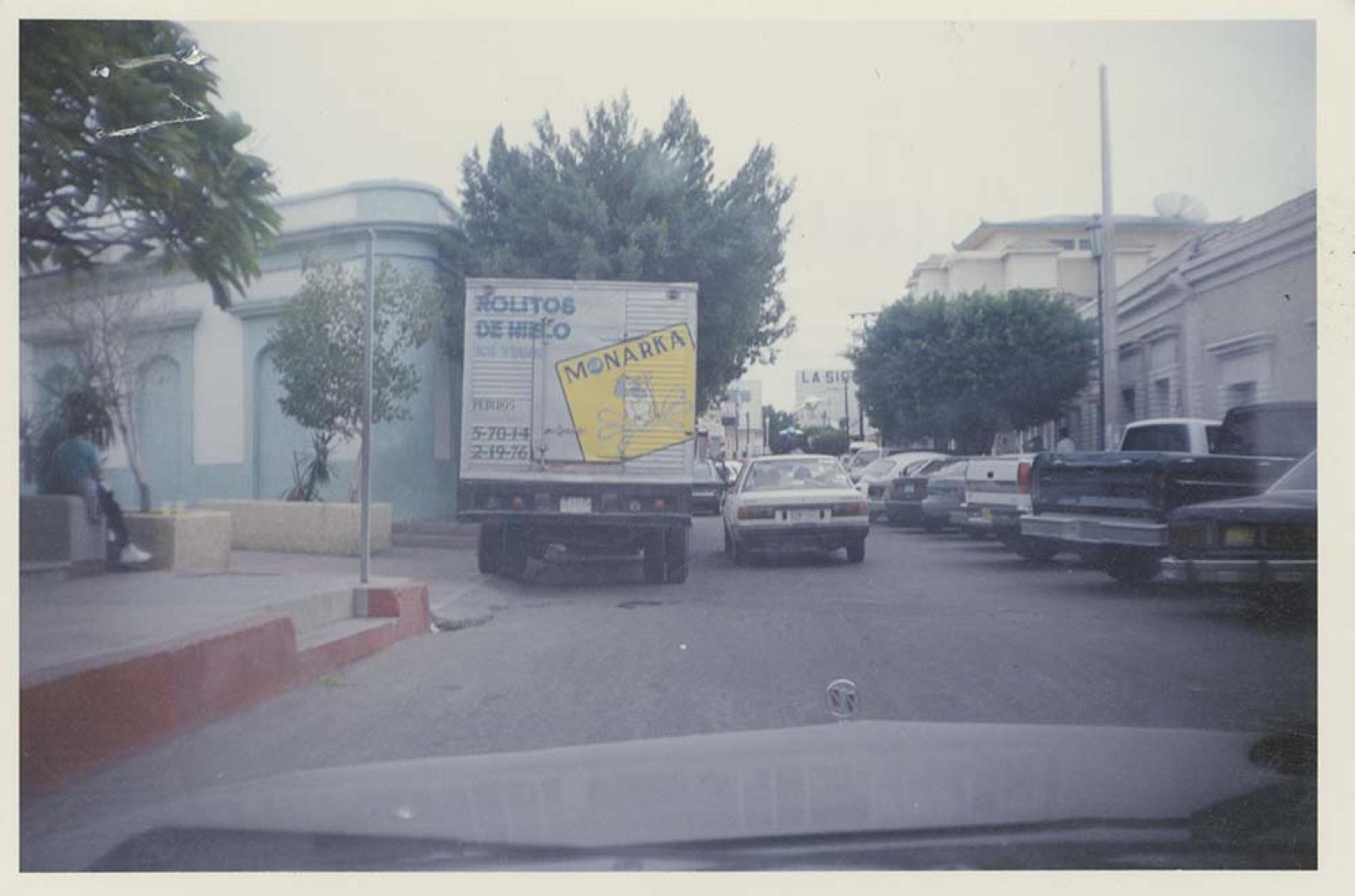 Camión estacionado “sin respeto de los señalamientos viales”, en el cruce de la calle Agustín Arriola y callejón de Los Artesanos.