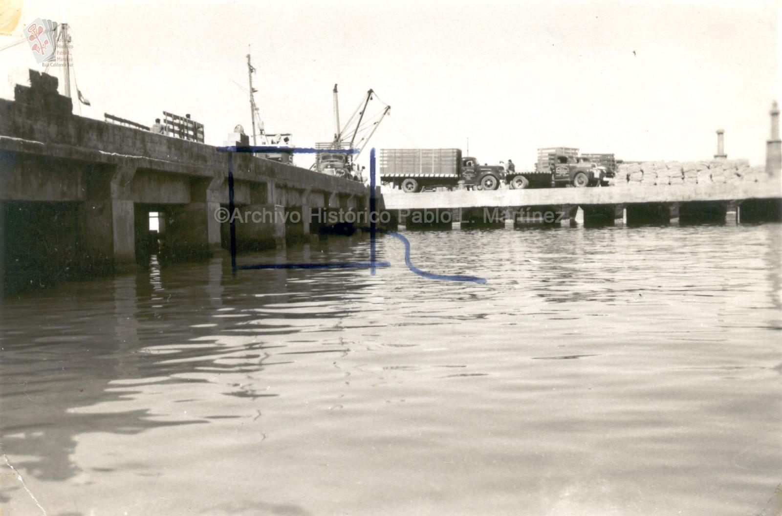 Camiones de carga en muelle fiscal.
