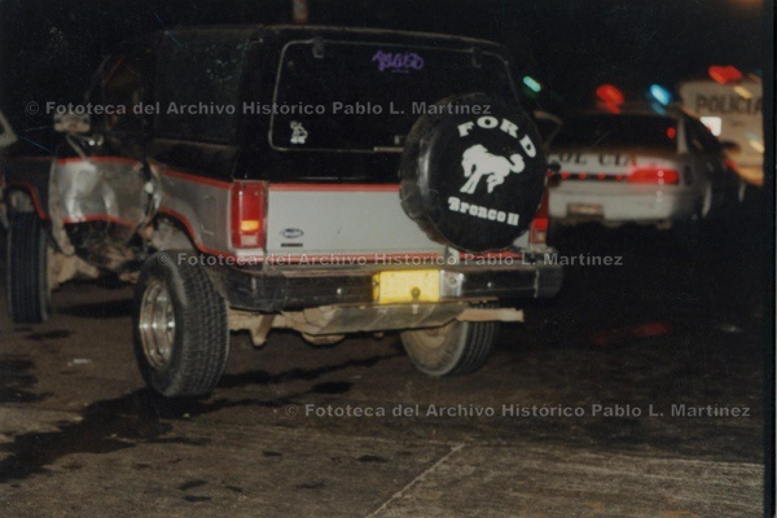 Camioneta chocada y patrullas.