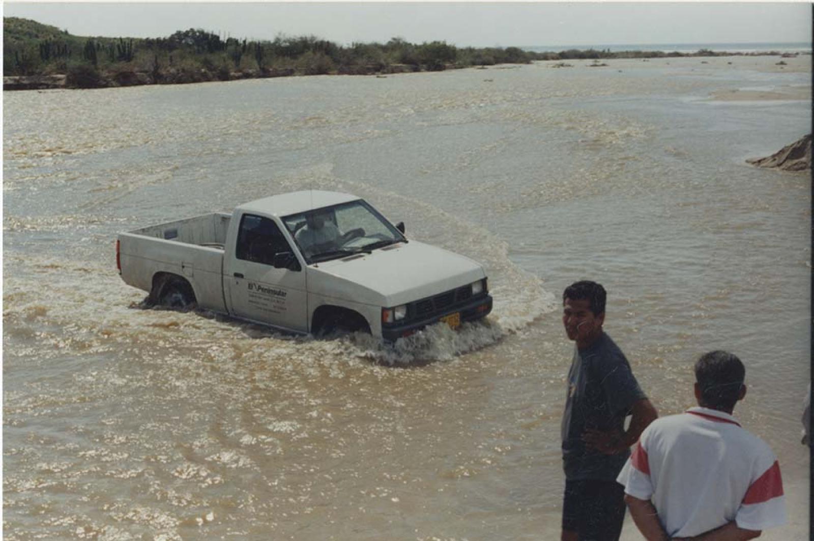 Camioneta que cruza arroyo.