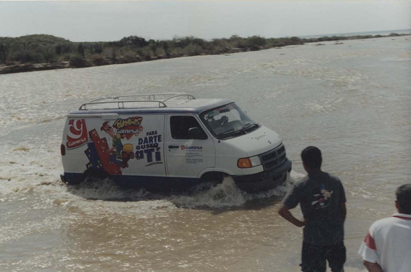 Camioneta que cruza arroyo.