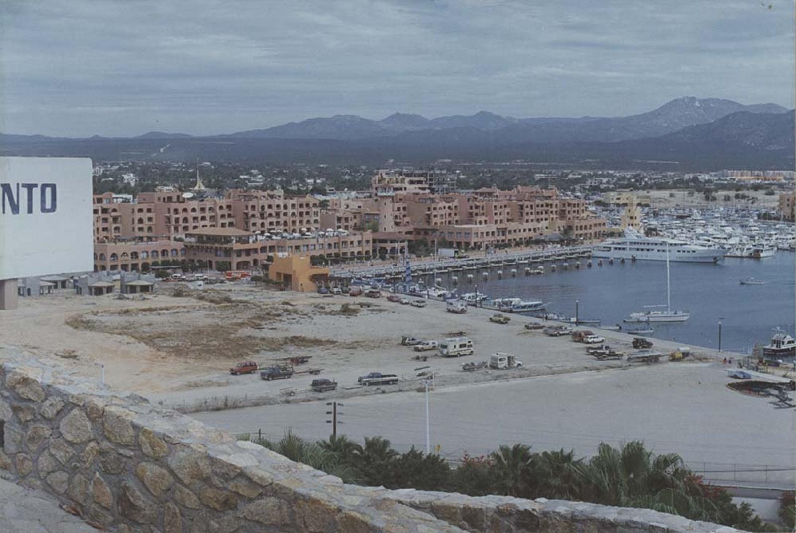 “Campers y casas rodantes en predio” frente a marina de Cabo San Lucas, Baja California Sur.