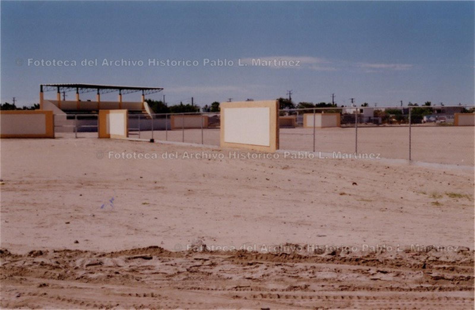 Campo deportivo, sobre avenida de Los Deportistas.