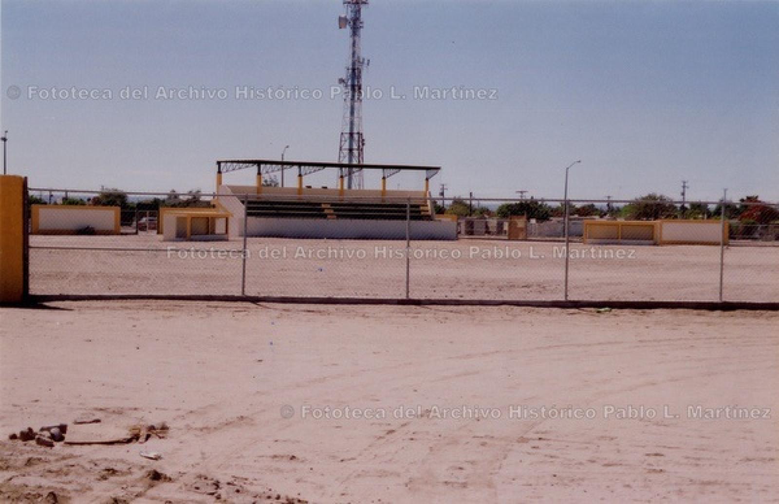 Cancha de fútbol sobre la Avenida de Los Deportistas.