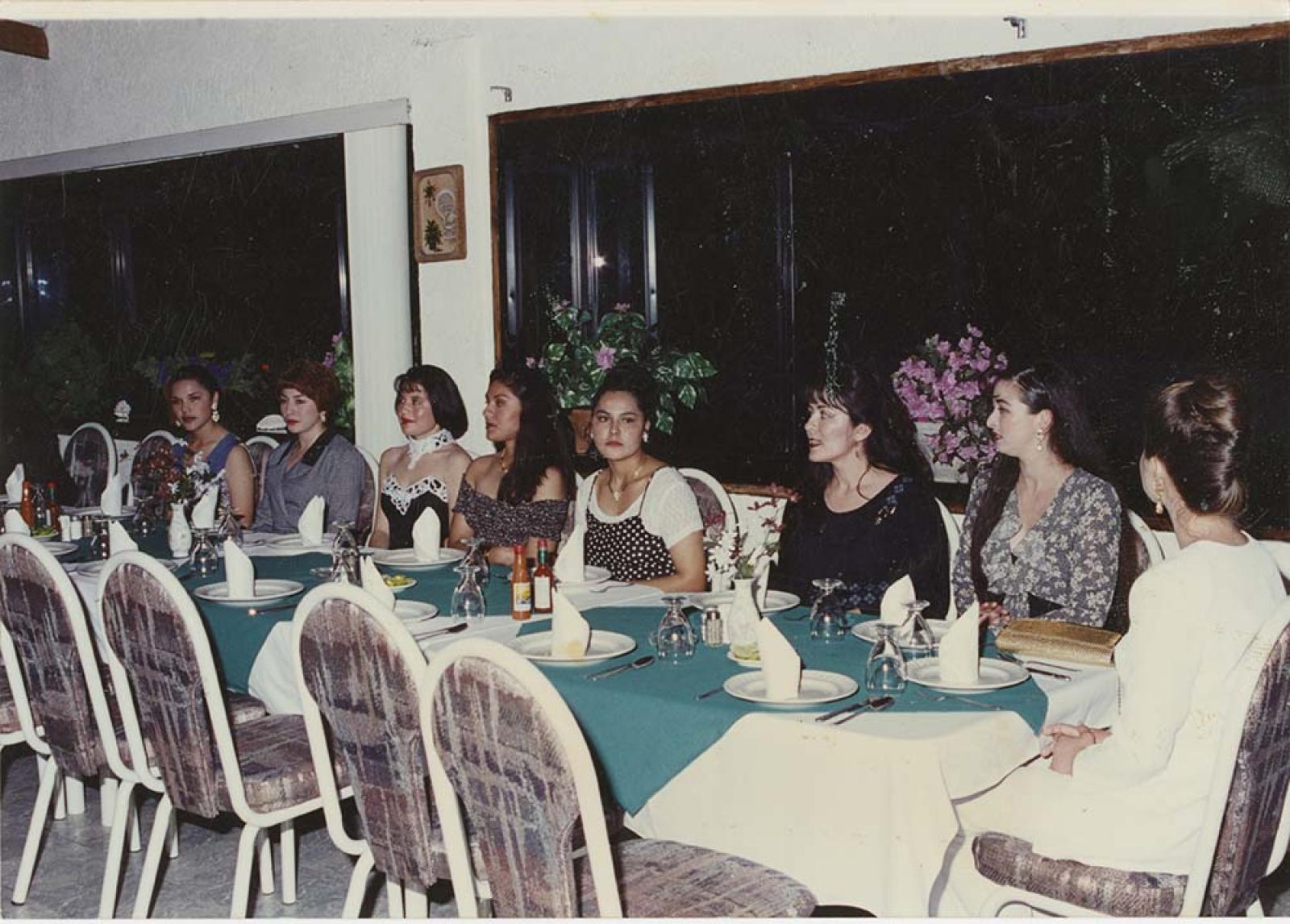 “Candidatas a reina del festival de la Ballena Gris”.