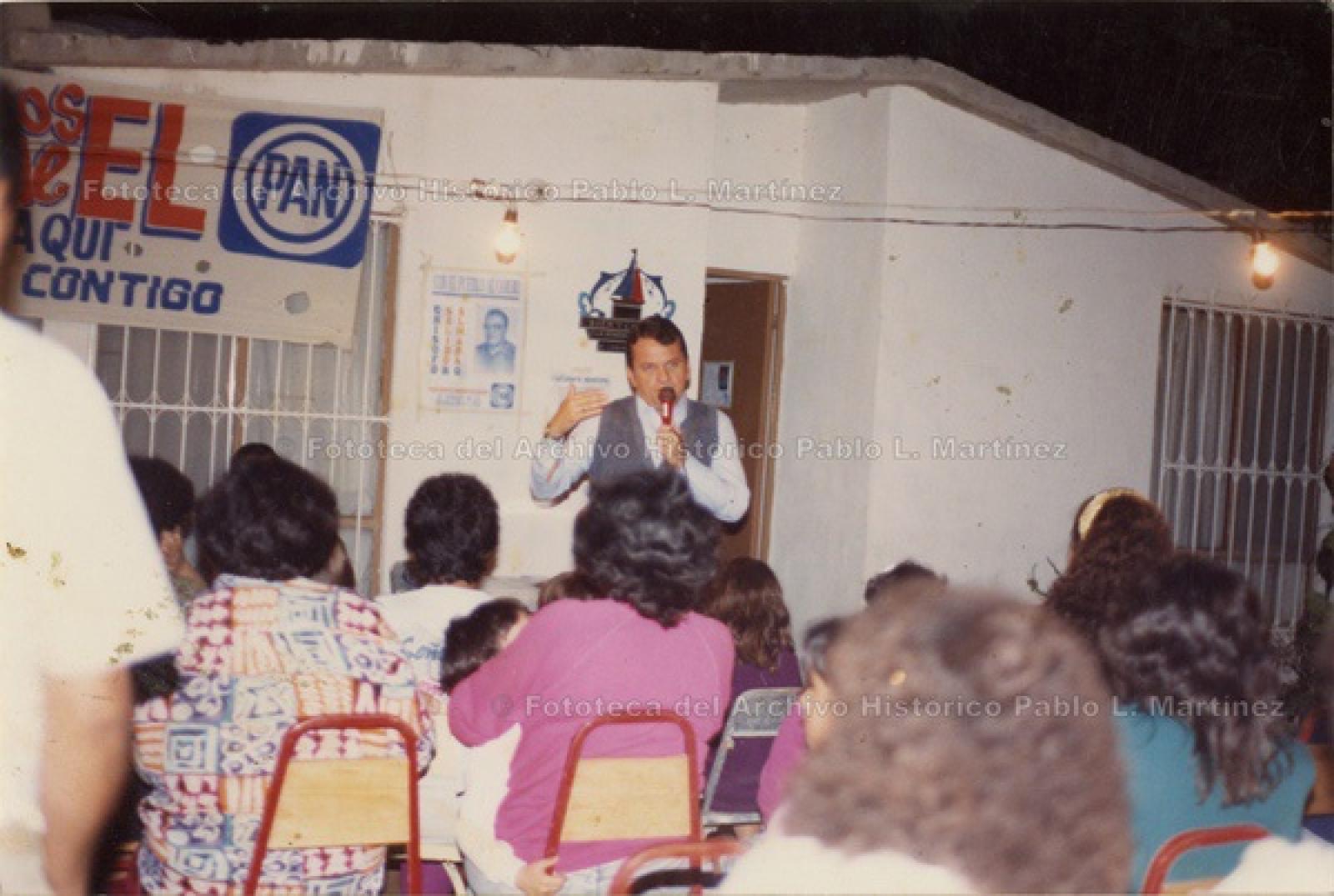 Candidato del Partido Acción Nacional (PAN) da discurso a público femenino.