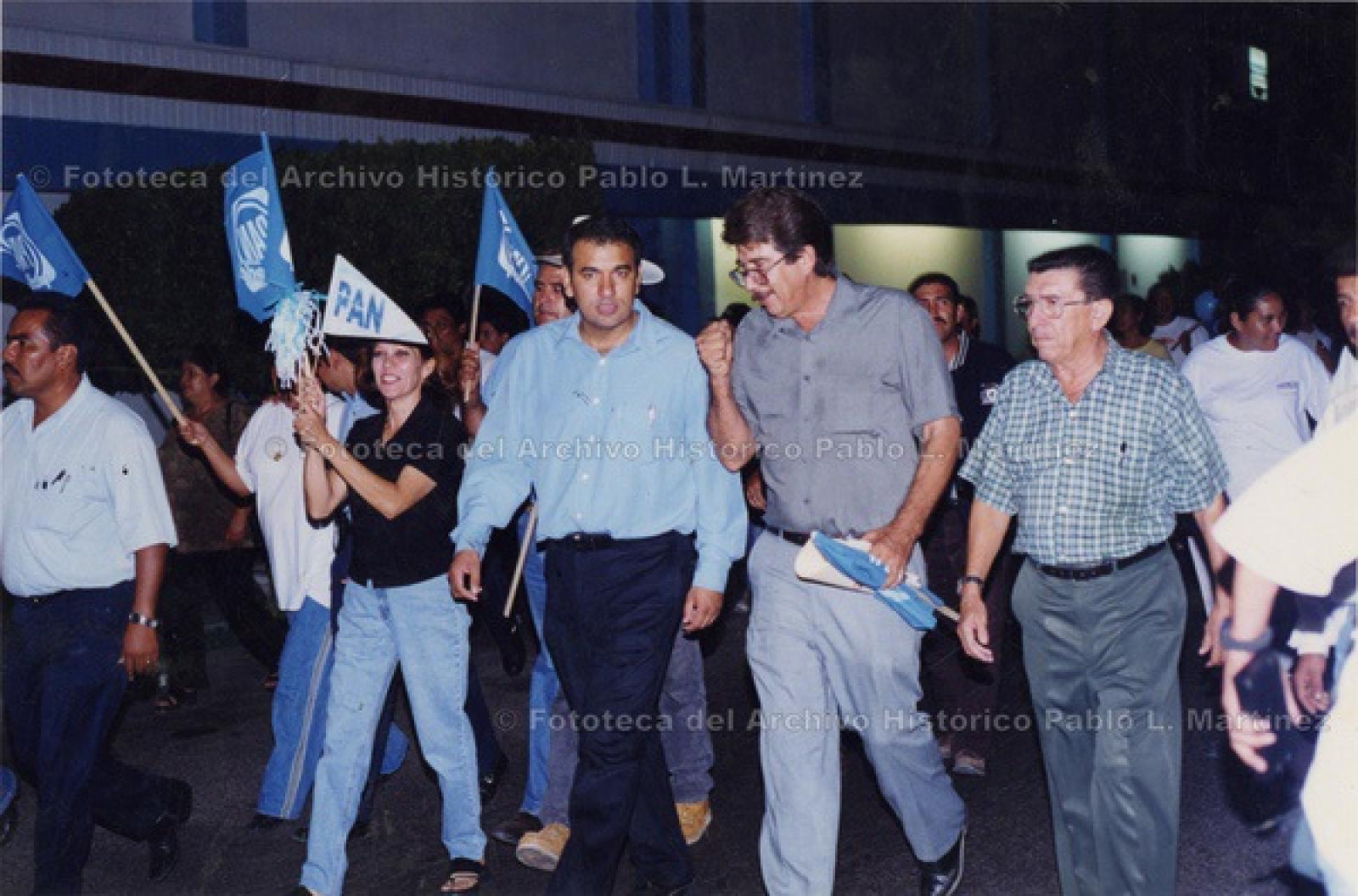 Candidato del Partido Acción Nacional (PAN) marcha con simpatizantes.