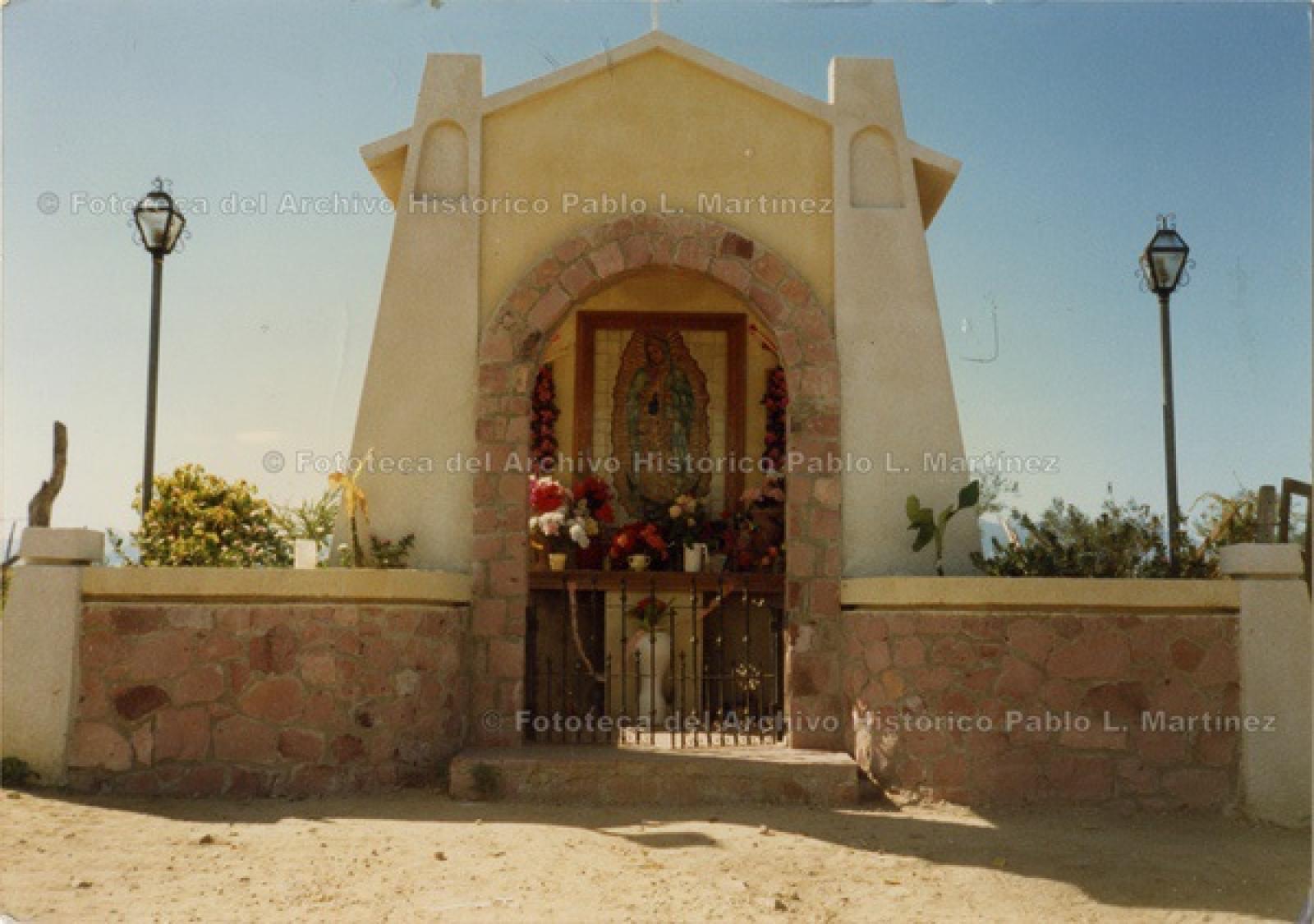 “Capilla de Nuestra Señora de Guadalupe, a la altura del paralelo 28 en Santiago, Baja California Sur”.