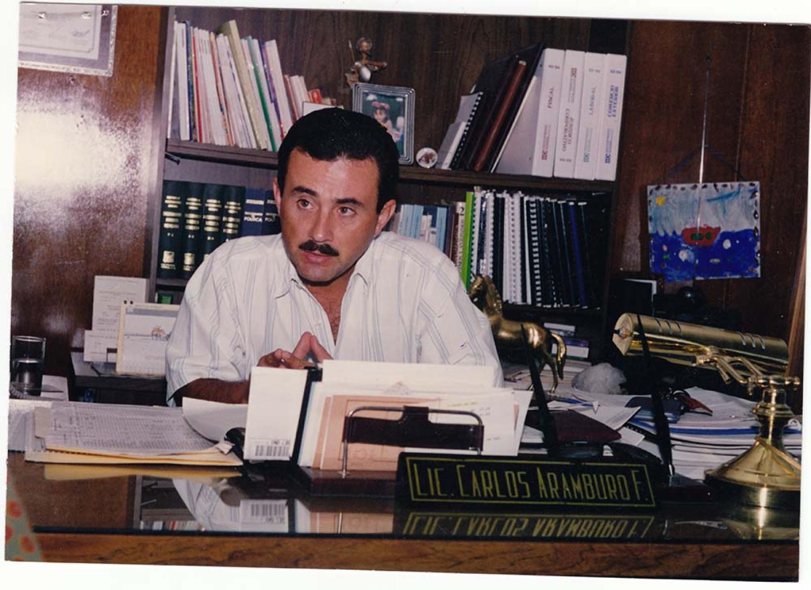 Carlos Arámburo Fisher en oficina.