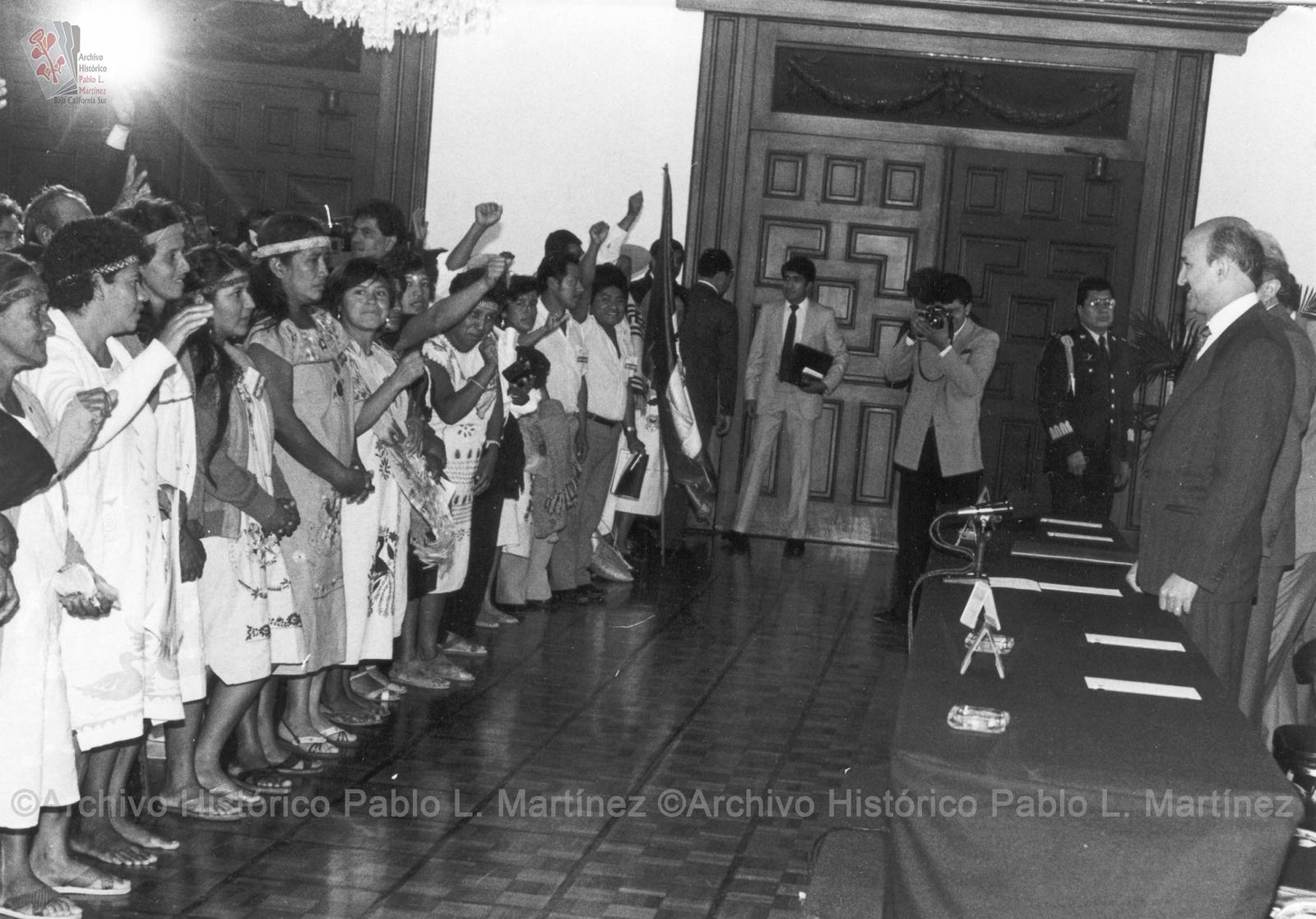 Carlos Salinas de Gortari con un grupo de indígenas.