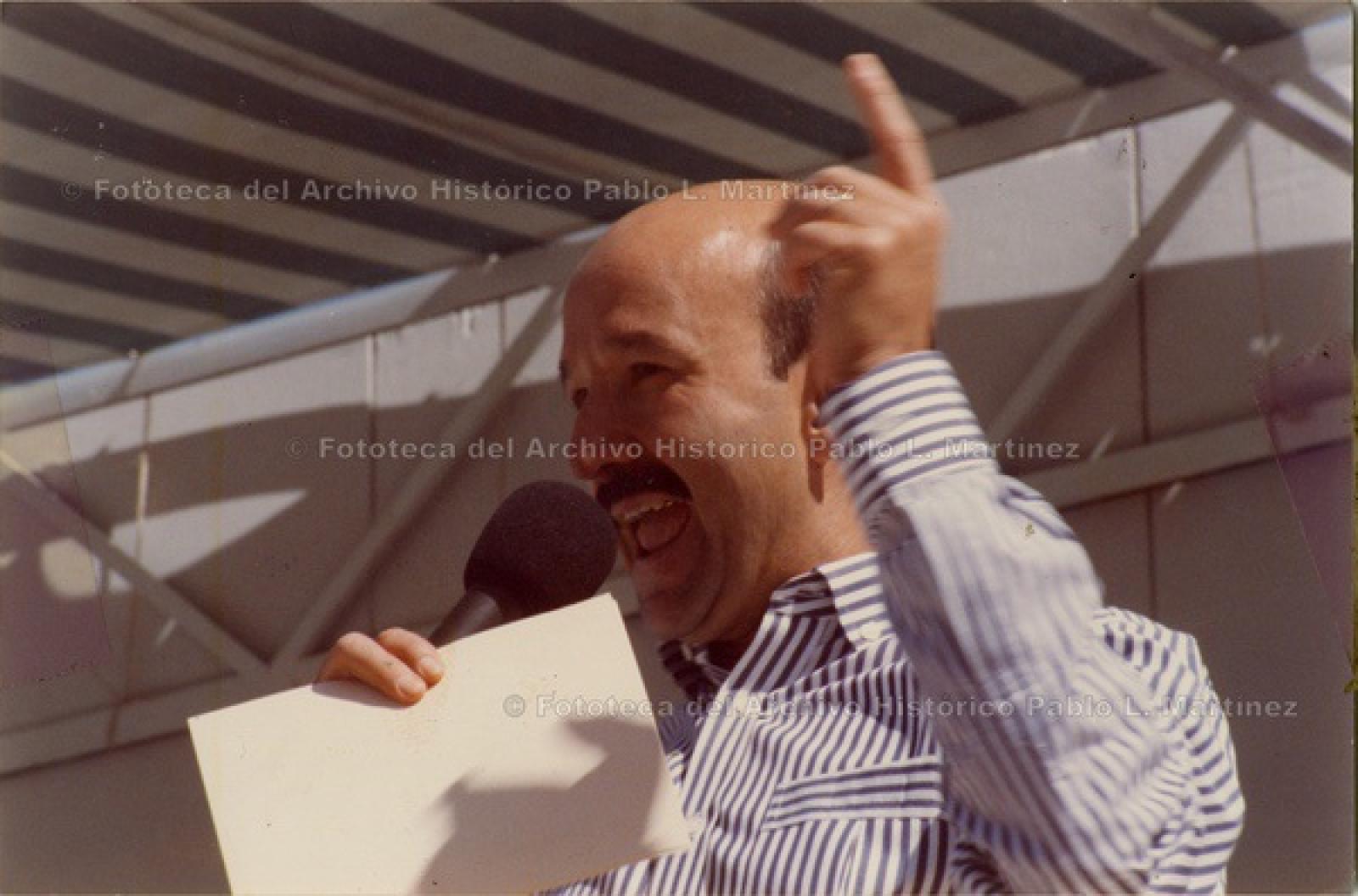 Carlos Salinas de Gortari da discurso.