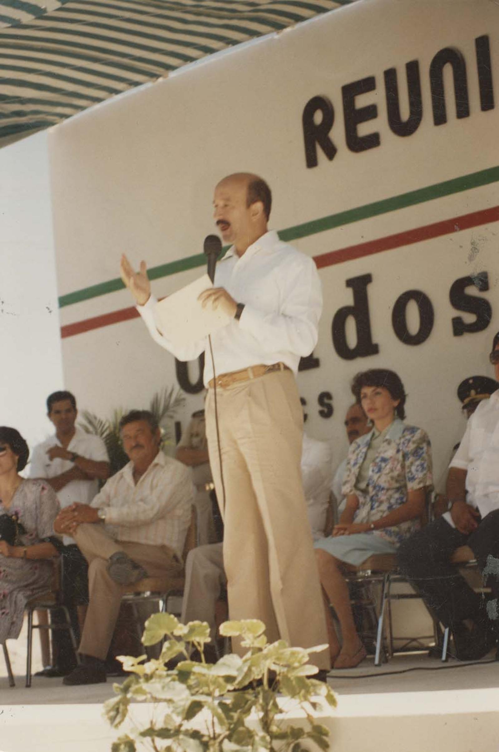 Carlos Salinas de Gortari en acto público.