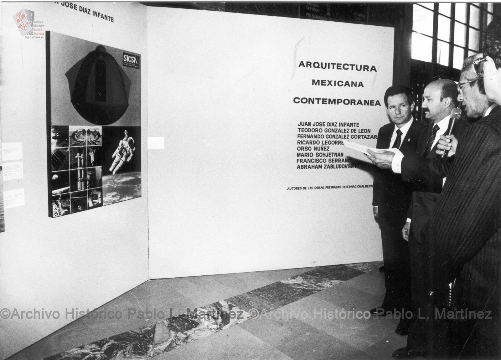 Carlos Salinas de Gortari en exposición de Arquitectura Mexicana Contemporánea.