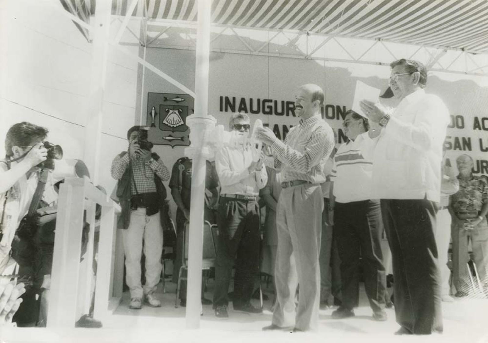 Carlos Salinas de Gortari en inauguración en la municipalidad de Los Cabos, Baja California Sur.