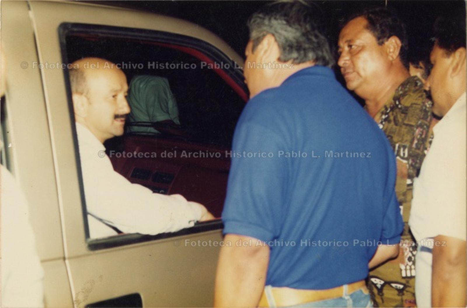 Carlos Salinas de Gortari en interior de camioneta, charla con simpatizantes por la ventanilla.