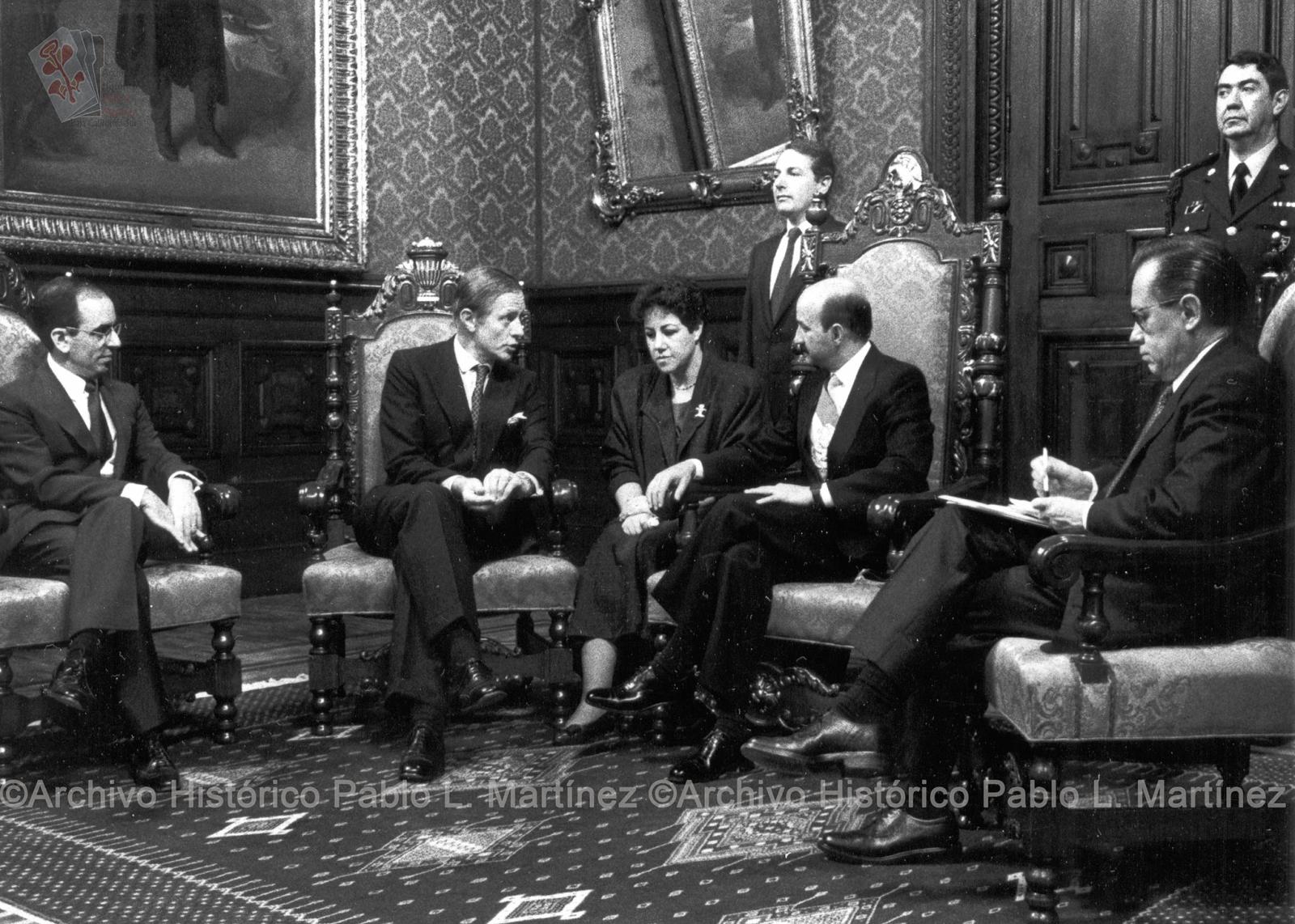 Carlos Salinas de Gortari en reunión con personaje extranjero.