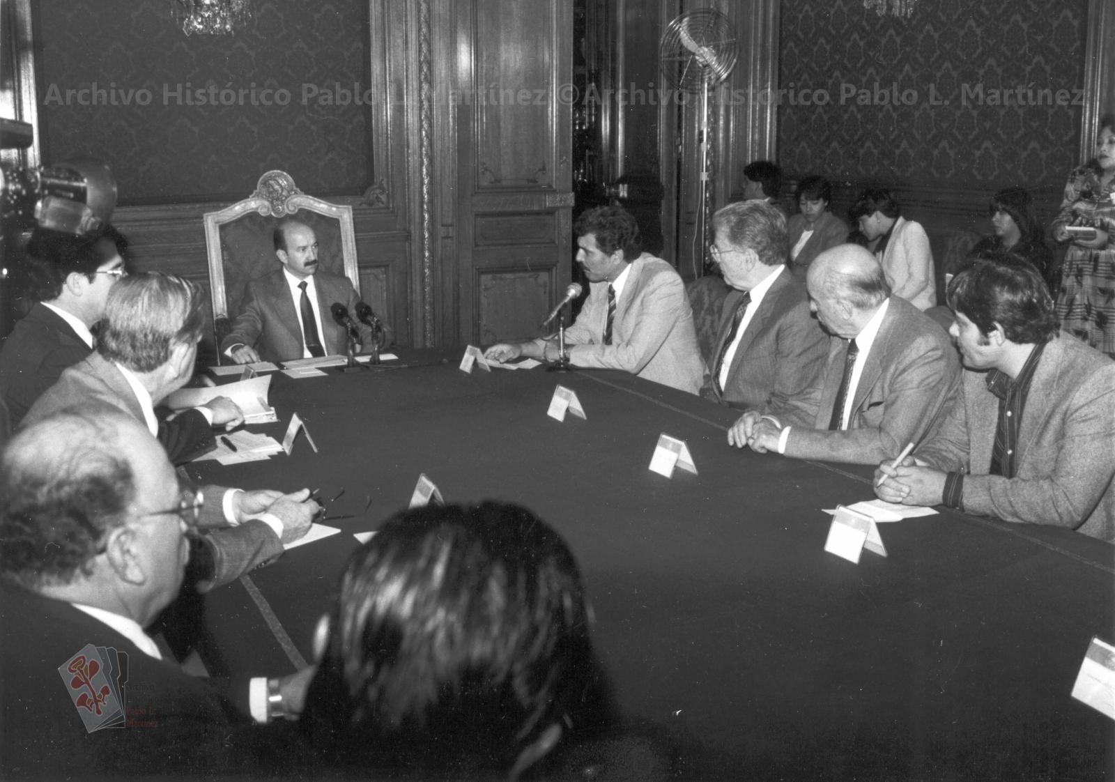 Carlos Salinas de Gortari, en reunión con varias personas.