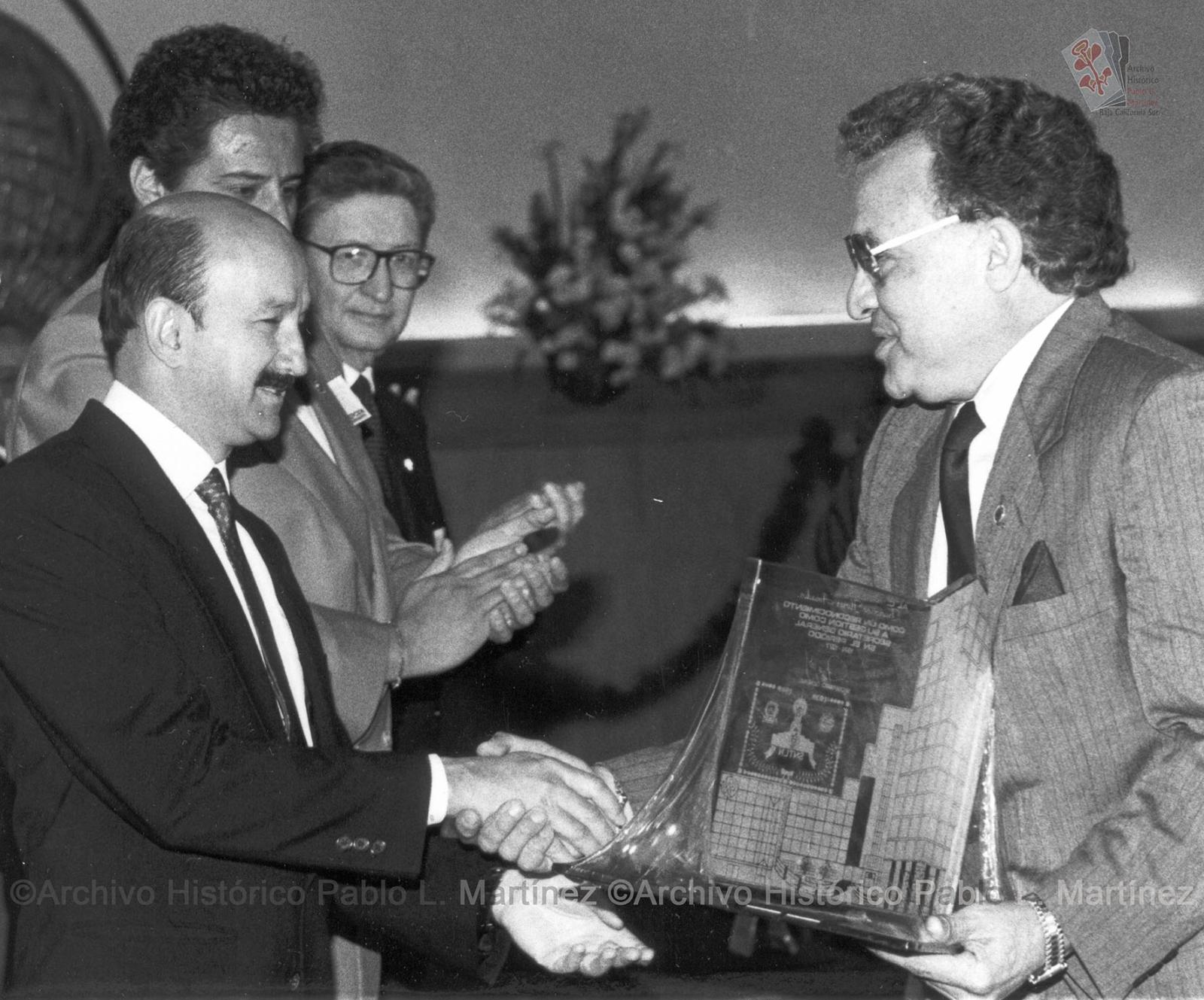 Carlos Salinas de Gortari, entrega reconocimiento al secretario del Sindicato Nacional de Trabajadores de la Lotería Nacional.