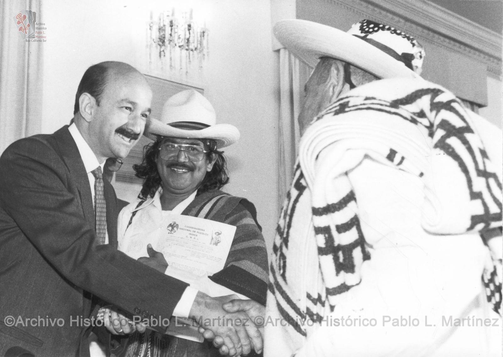 Carlos Salinas de Gortari, Genaro Domínguez Maldonado y acompañante se saludan.
